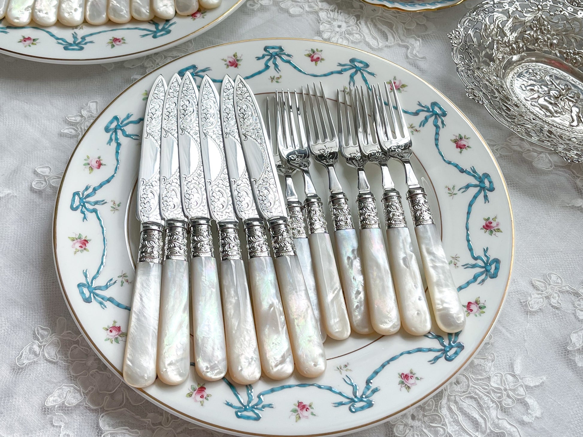 英国アンティークの白蝶貝カトラリー。白蝶貝ハンドルとシルバープレートのブレードがとても美しいアイテムです。模様もとても細かく大変美しいデザートカトラリーです。