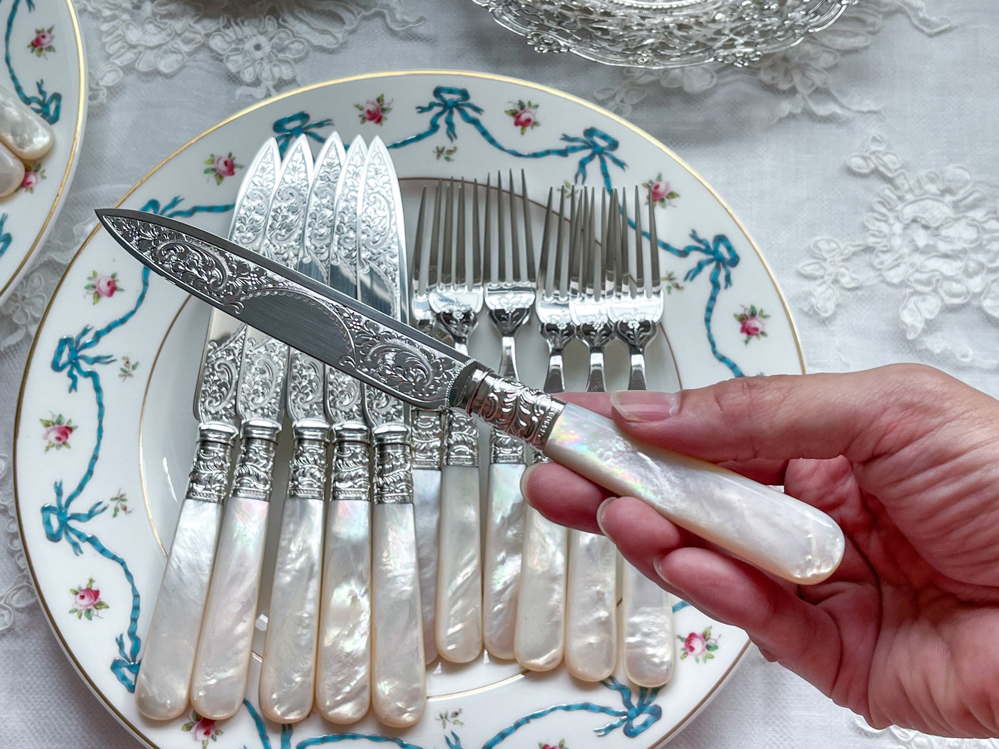 英国アンティークの白蝶貝カトラリー。白蝶貝ハンドルとシルバープレートのブレードがとても美しいアイテムです。模様もとても細かく大変美しいデザートカトラリーです。