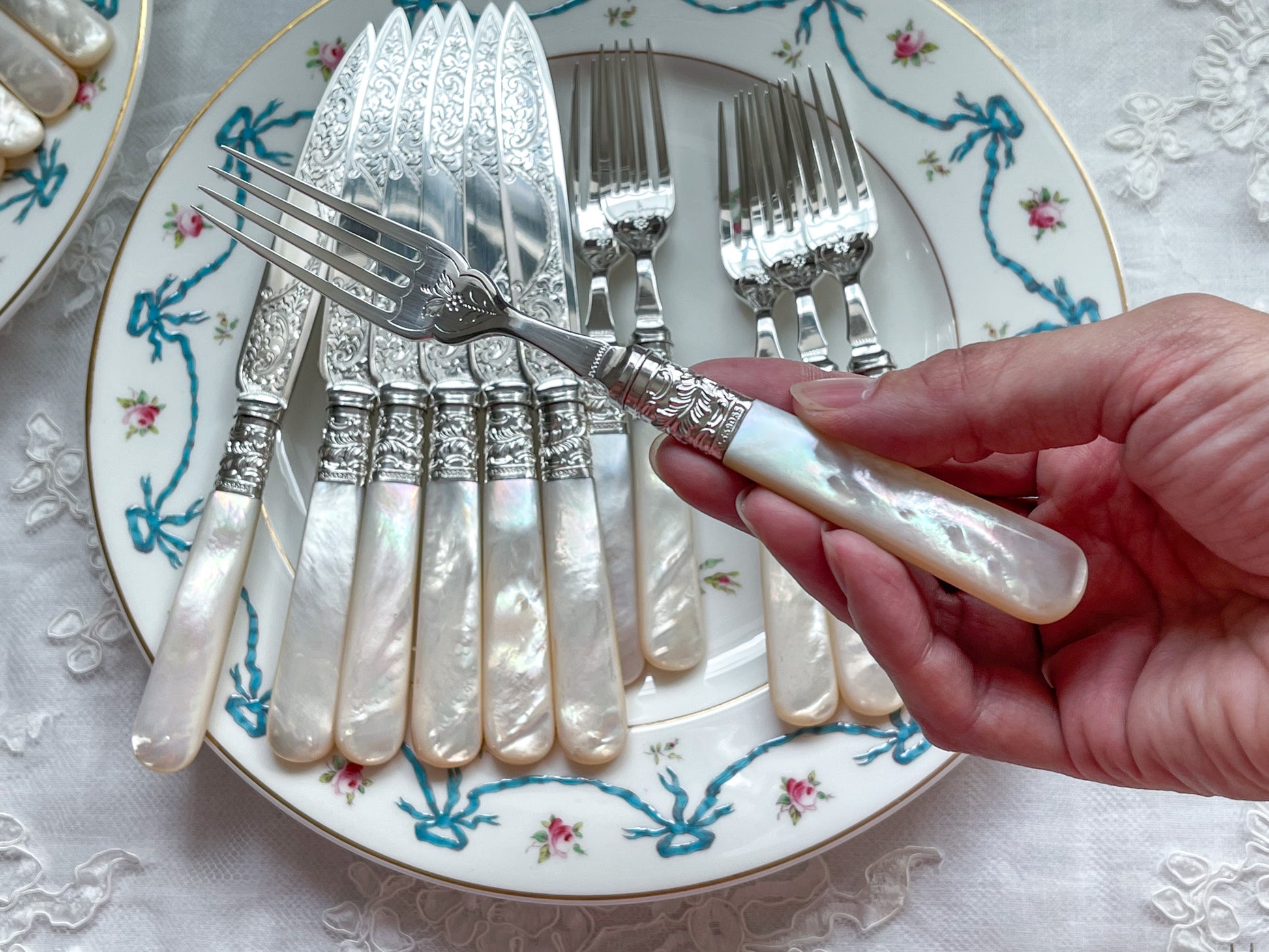 英国アンティークの白蝶貝カトラリー。白蝶貝ハンドルとシルバープレートのブレードがとても美しいアイテムです。模様もとても細かく大変美しいデザートカトラリーです。