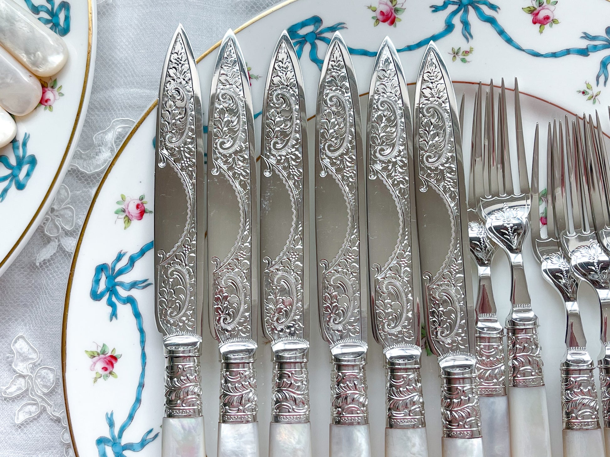 英国アンティークの白蝶貝カトラリー。白蝶貝ハンドルとシルバープレートのブレードがとても美しいアイテムです。模様もとても細かく大変美しいデザートカトラリーです。