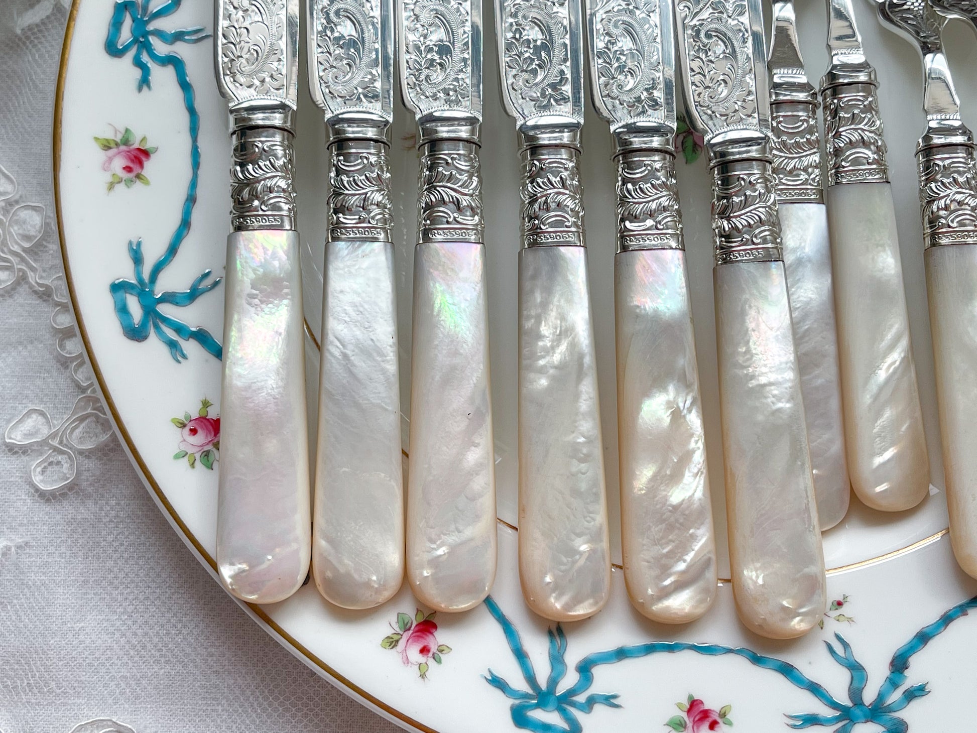 英国アンティークの白蝶貝カトラリー。白蝶貝ハンドルとシルバープレートのブレードがとても美しいアイテムです。模様もとても細かく大変美しいデザートカトラリーです。