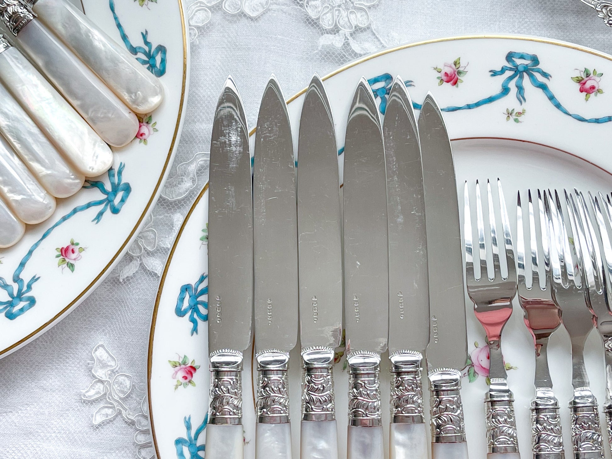 英国アンティークの白蝶貝カトラリー。白蝶貝ハンドルとシルバープレートのブレードがとても美しいアイテムです。模様もとても細かく大変美しいデザートカトラリーです。