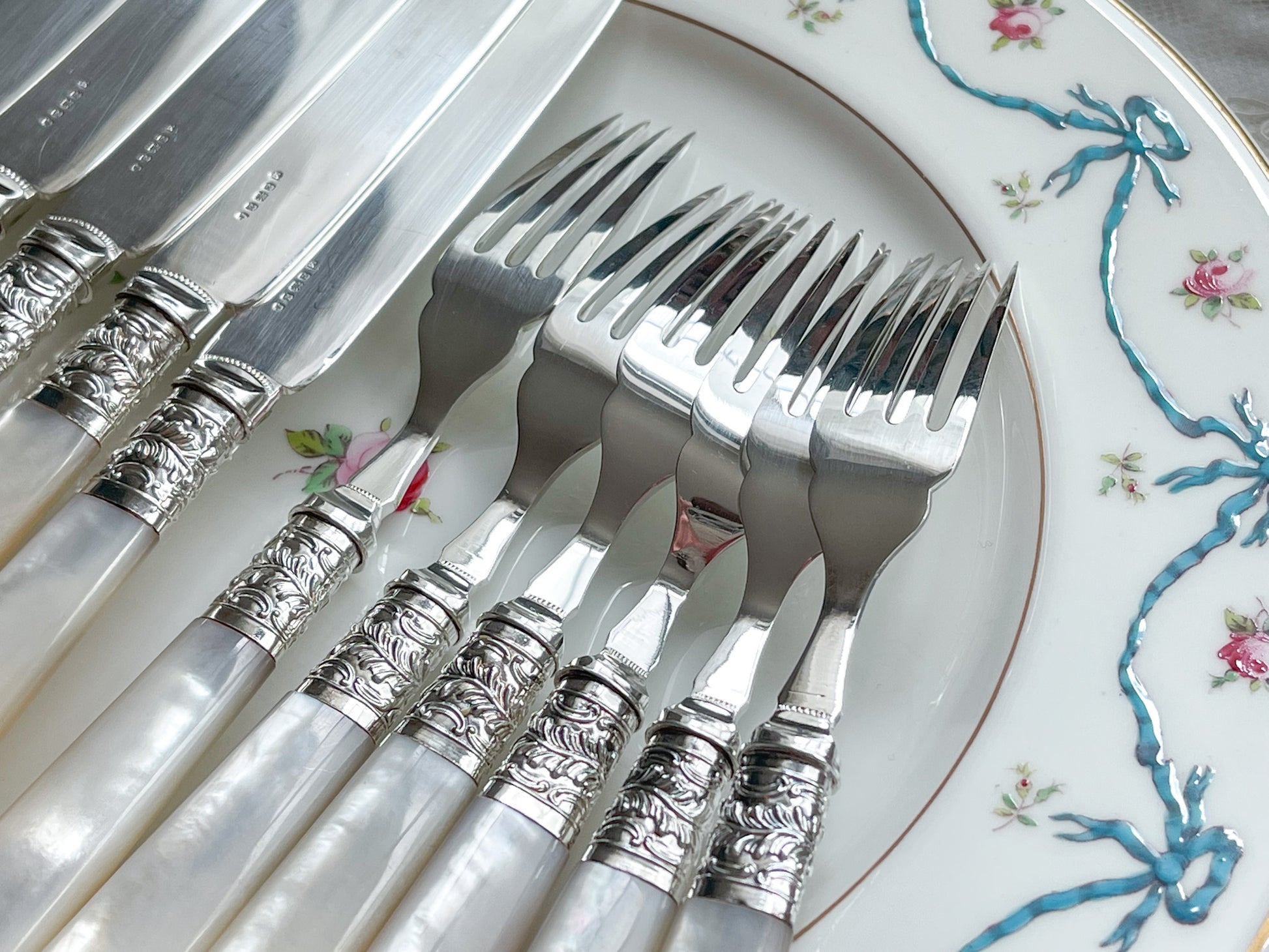 英国アンティークの白蝶貝カトラリー。白蝶貝ハンドルとシルバープレートのブレードがとても美しいアイテムです。模様もとても細かく大変美しいデザートカトラリーです。