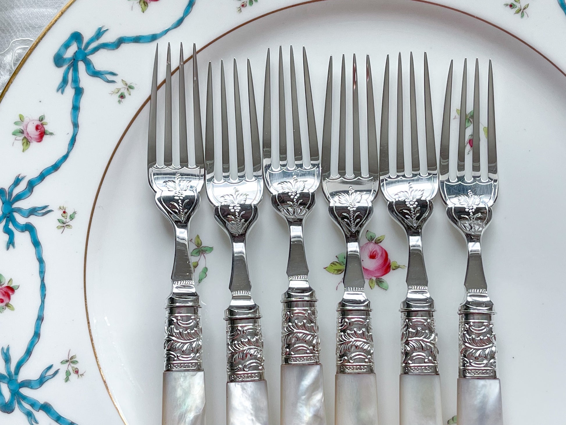 英国アンティークの白蝶貝カトラリー。白蝶貝ハンドルとシルバープレートのブレードがとても美しいアイテムです。模様もとても細かく大変美しいデザートカトラリーです。