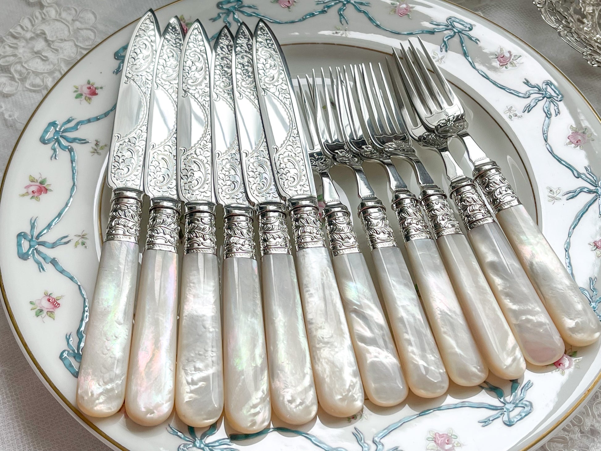 英国アンティークの白蝶貝カトラリー。白蝶貝ハンドルとシルバープレートのブレードがとても美しいアイテムです。模様もとても細かく大変美しいデザートカトラリーです。