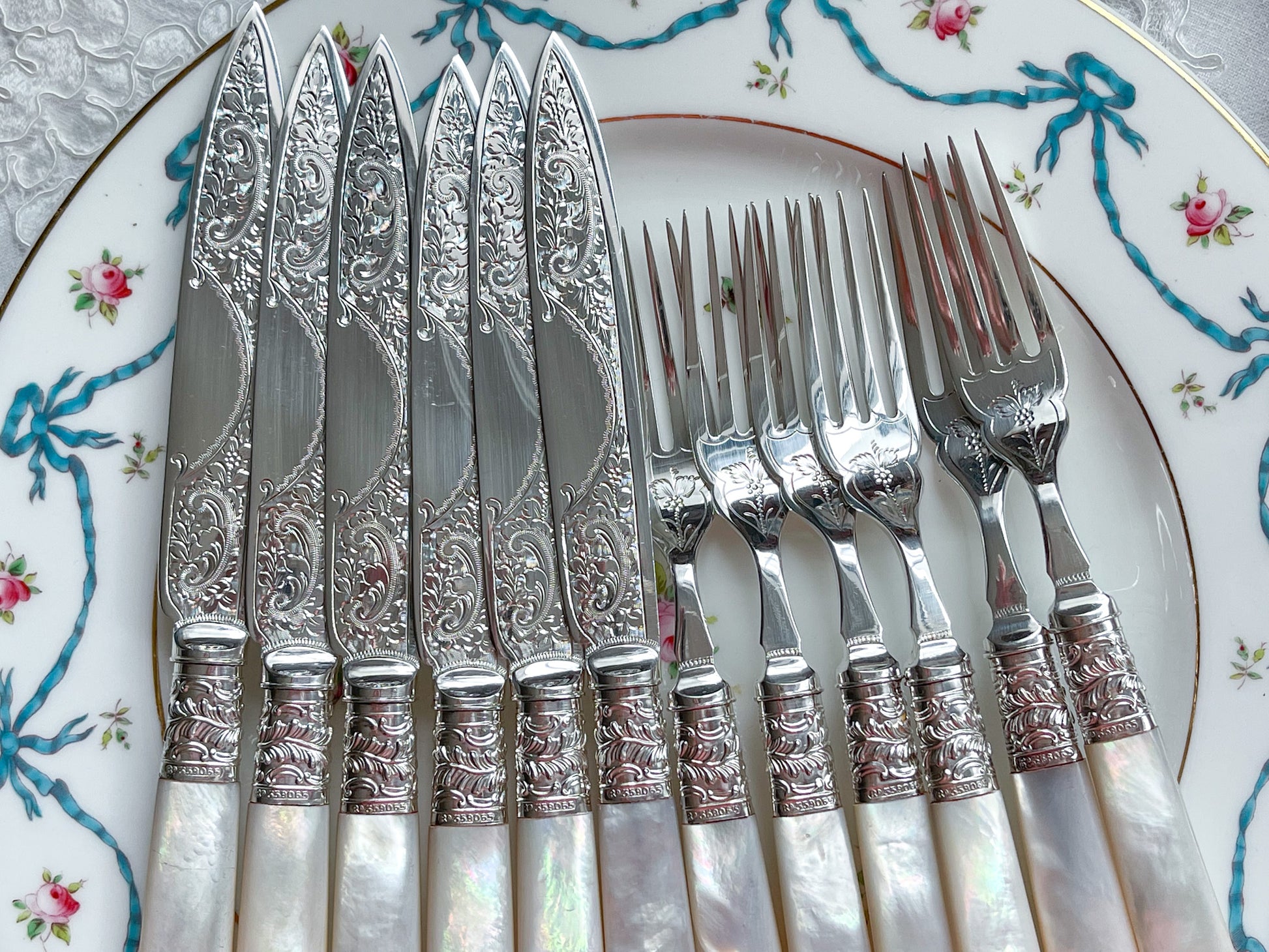 英国アンティークの白蝶貝カトラリー。白蝶貝ハンドルとシルバープレートのブレードがとても美しいアイテムです。模様もとても細かく大変美しいデザートカトラリーです。