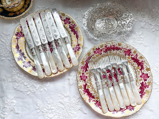 ナイフが丸い刃先のアンティーク白蝶貝カトラリー。フルーツやデザートカトラリーとして使われていました。葡萄のレリーフが両面に彫られてとても贅沢で美しいカトラリーです。