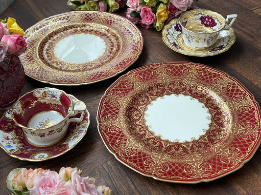 残り1枚。 重厚な趣き。ロイヤルドルトンの金彩の模様が素晴らしいサービングプレート1枚