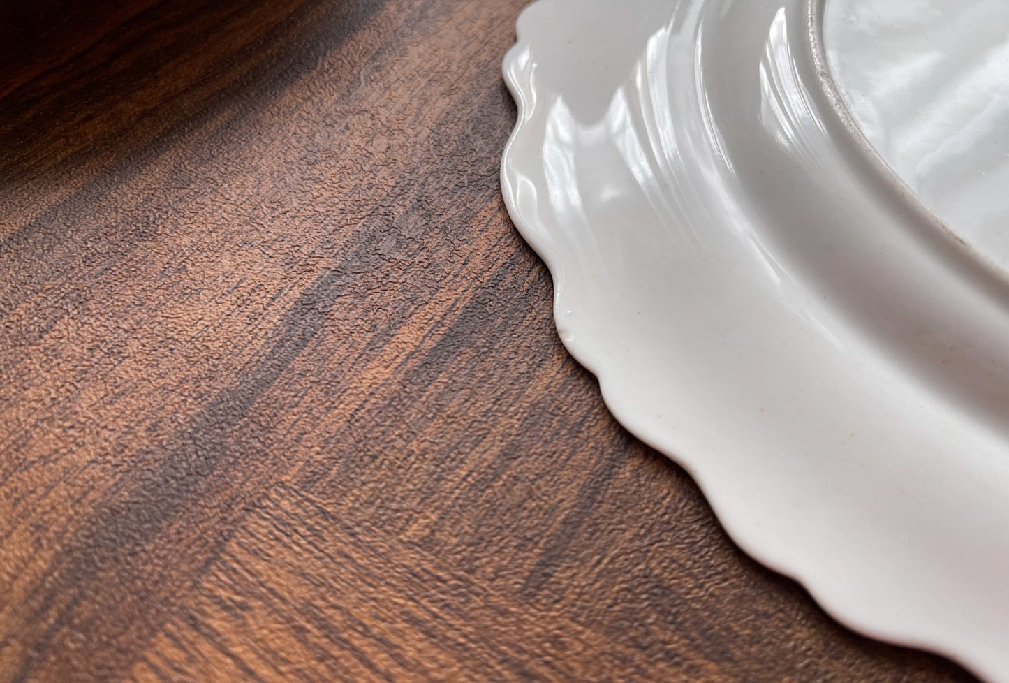 19世紀中頃に作られたピンクとマルーンカラーのプレート。手描きで大きな花束絵が大胆にとても美しく描かれています。色使いもデザインもアンティークならでは。どんなお菓子も乗せるだけで特別なお菓子に!とっても華やかなこちらのプレート、ティータイムに、日々のお茶の時間にぜひお使いくださいね。