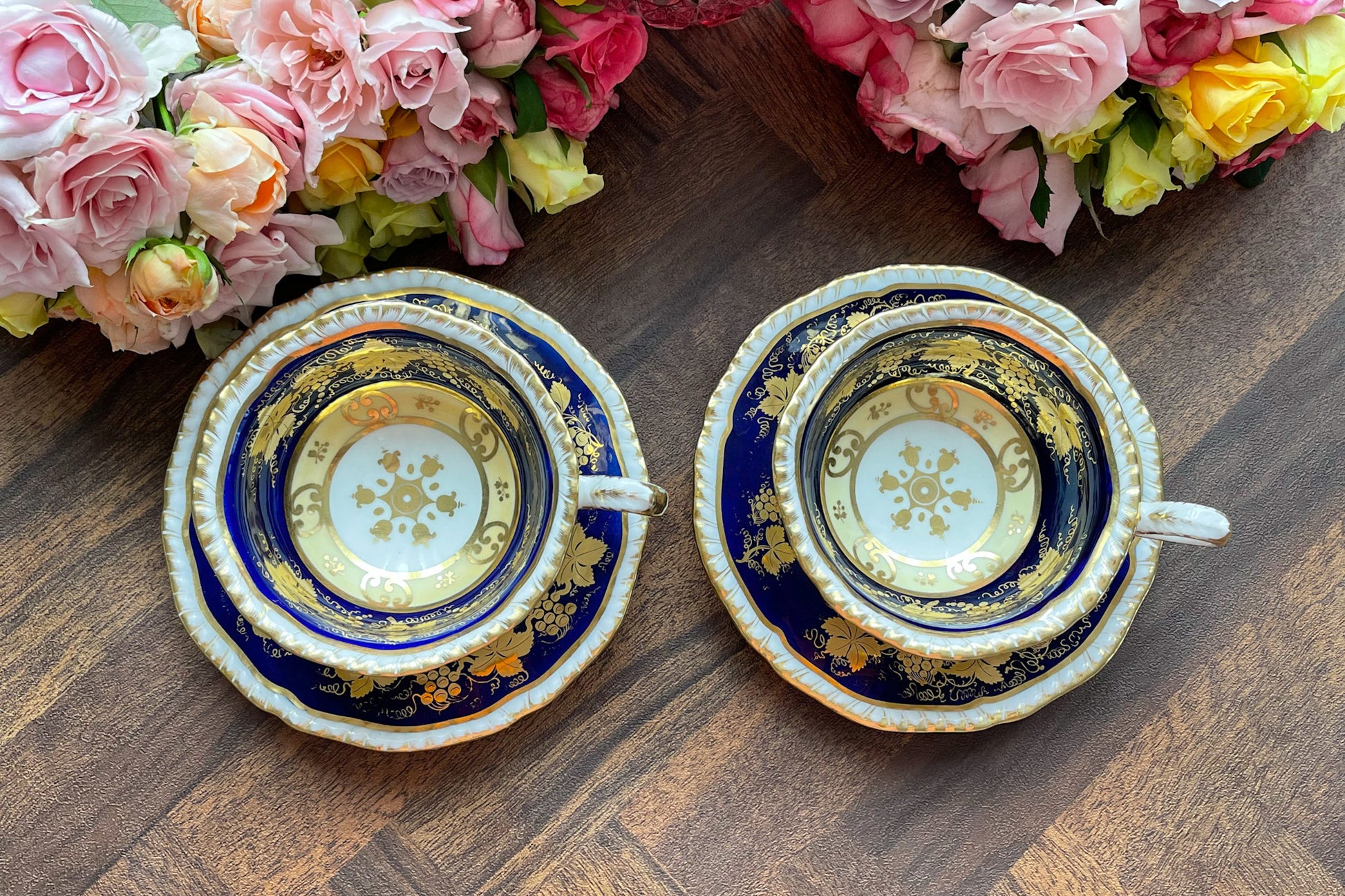 HRダニエルのカップ&ソーサー。カップの内側にあるセカンドカドルーンの模様が大変美しいです。葡萄の模様もとても優美。細かな絵付けがHRダニエルらしい素晴らしいカップ&ソーサーです。