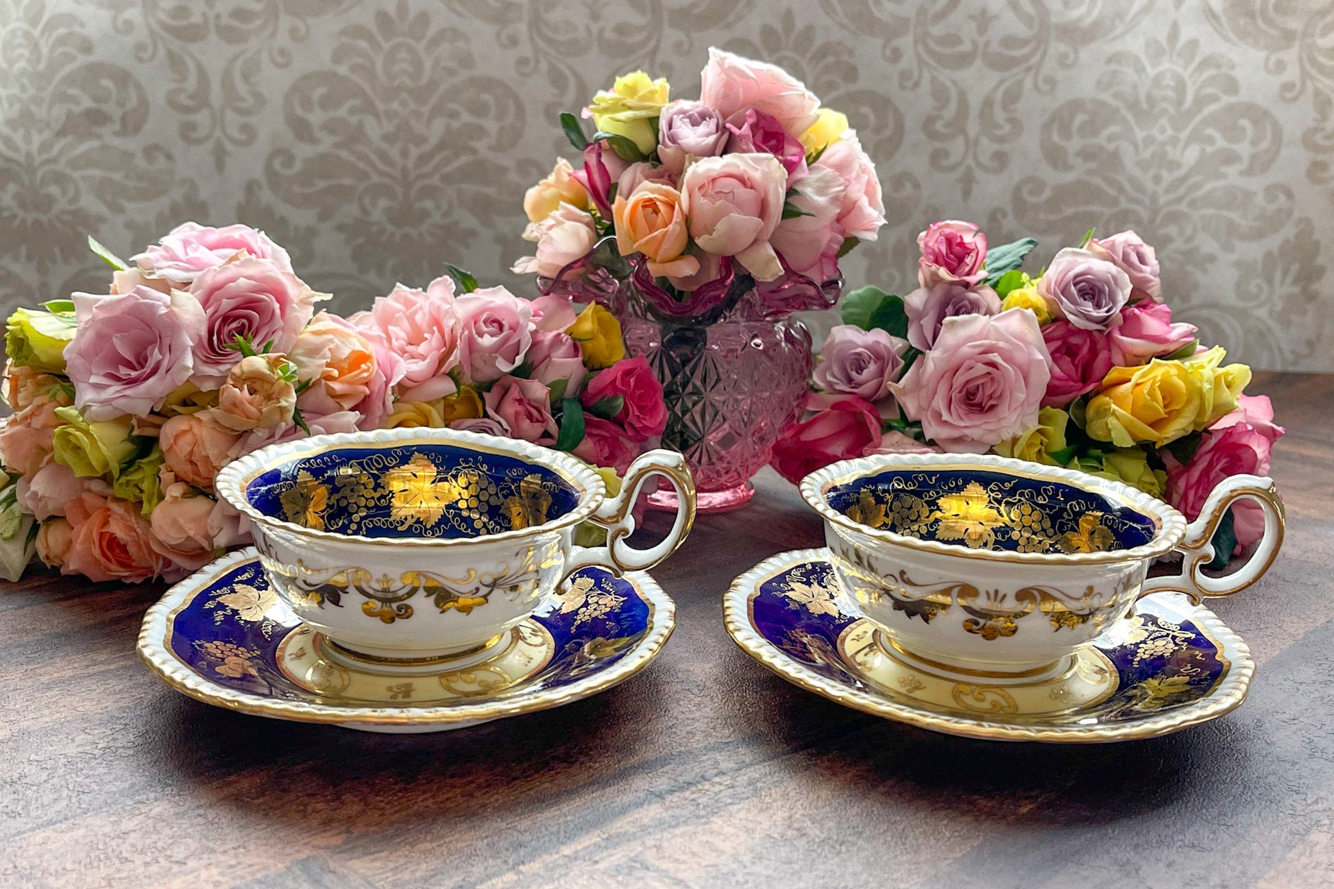 HRダニエルのカップ&ソーサー。カップの内側にあるセカンドカドルーンの模様が大変美しいです。葡萄の模様もとても優美。細かな絵付けがHRダニエルらしい素晴らしいカップ&ソーサーです。