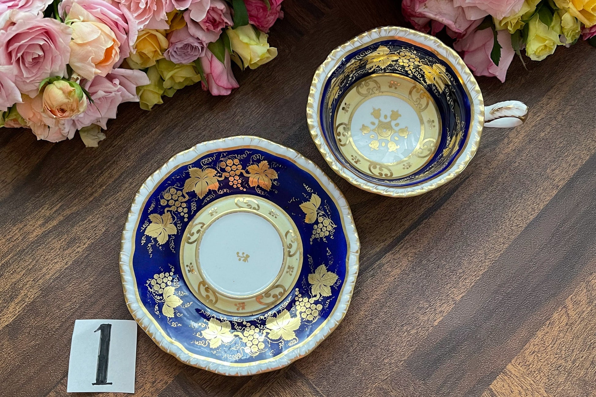 HRダニエルのカップ&ソーサー。カップの内側にあるセカンドカドルーンの模様が大変美しいです。葡萄の模様もとても優美。細かな絵付けがHRダニエルらしい素晴らしいカップ&ソーサーです。