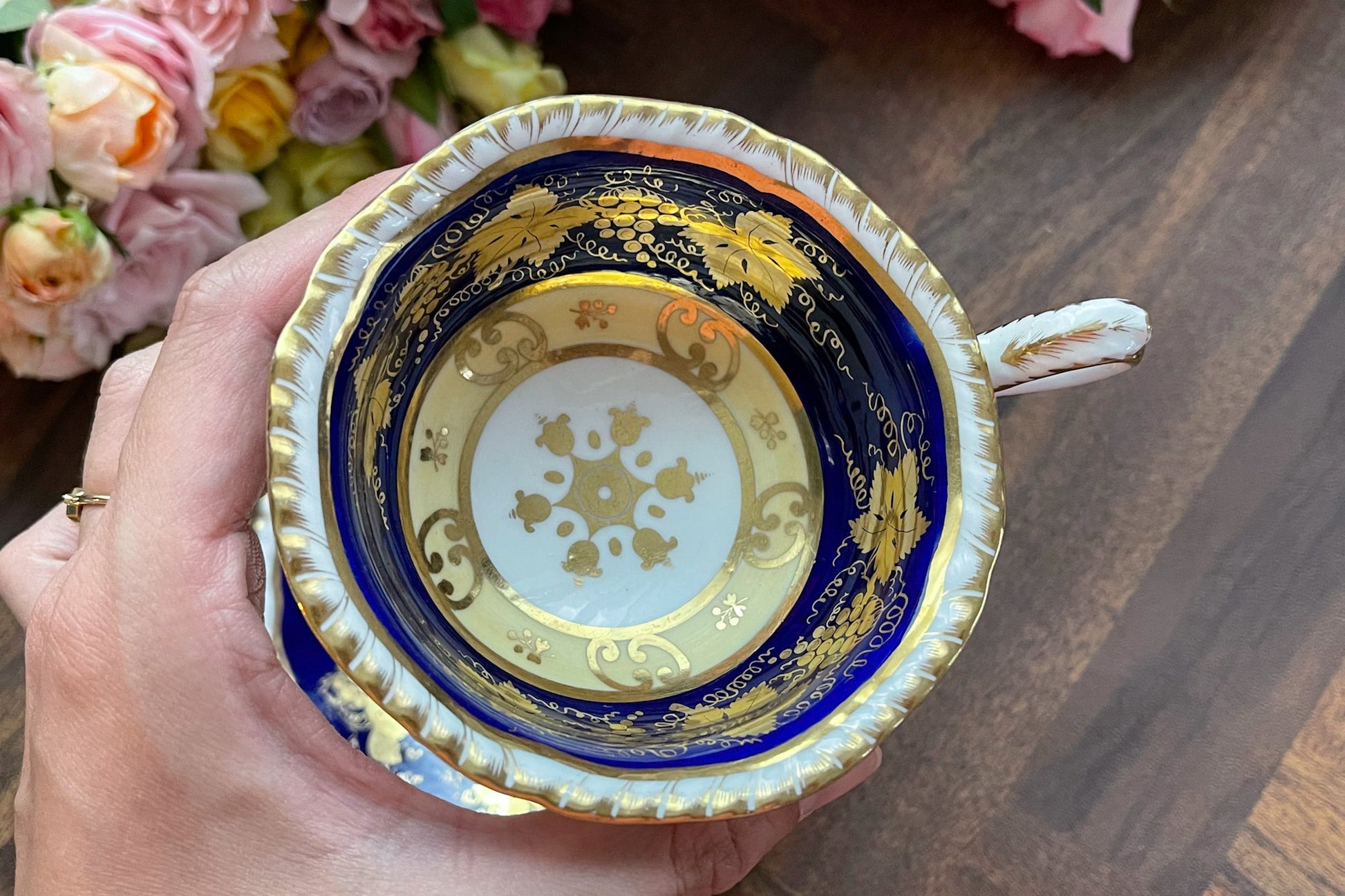 HRダニエルのカップ&ソーサー。カップの内側にあるセカンドカドルーンの模様が大変美しいです。葡萄の模様もとても優美。細かな絵付けがHRダニエルらしい素晴らしいカップ&ソーサーです。