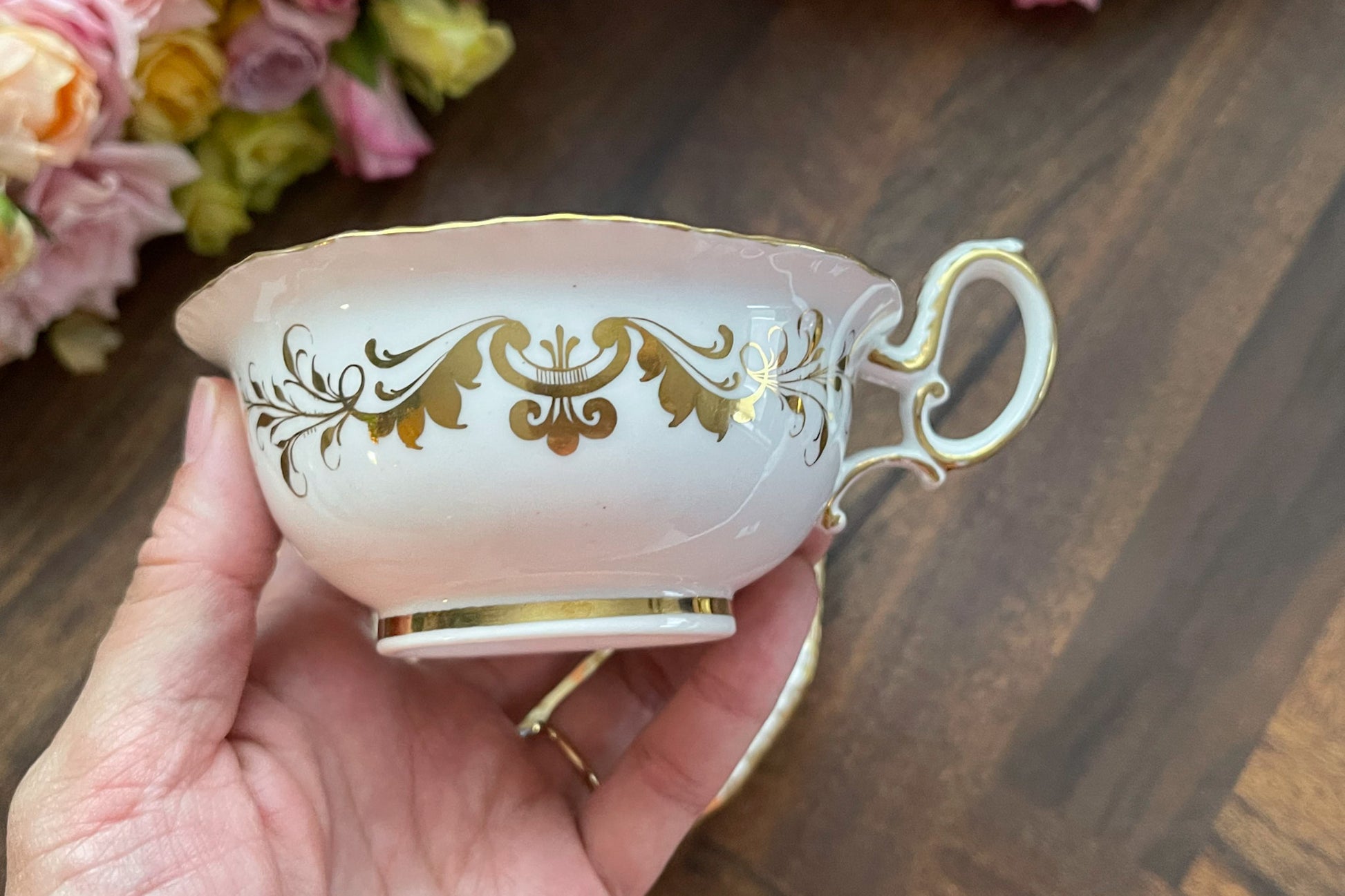 HRダニエルのカップ&ソーサー。カップの内側にあるセカンドカドルーンの模様が大変美しいです。葡萄の模様もとても優美。細かな絵付けがHRダニエルらしい素晴らしいカップ&ソーサーです。