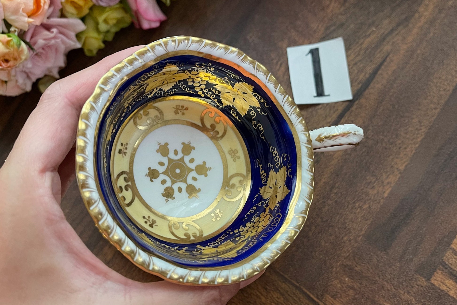 HRダニエルのカップ&ソーサー。カップの内側にあるセカンドカドルーンの模様が大変美しいです。葡萄の模様もとても優美。細かな絵付けがHRダニエルらしい素晴らしいカップ&ソーサーです。