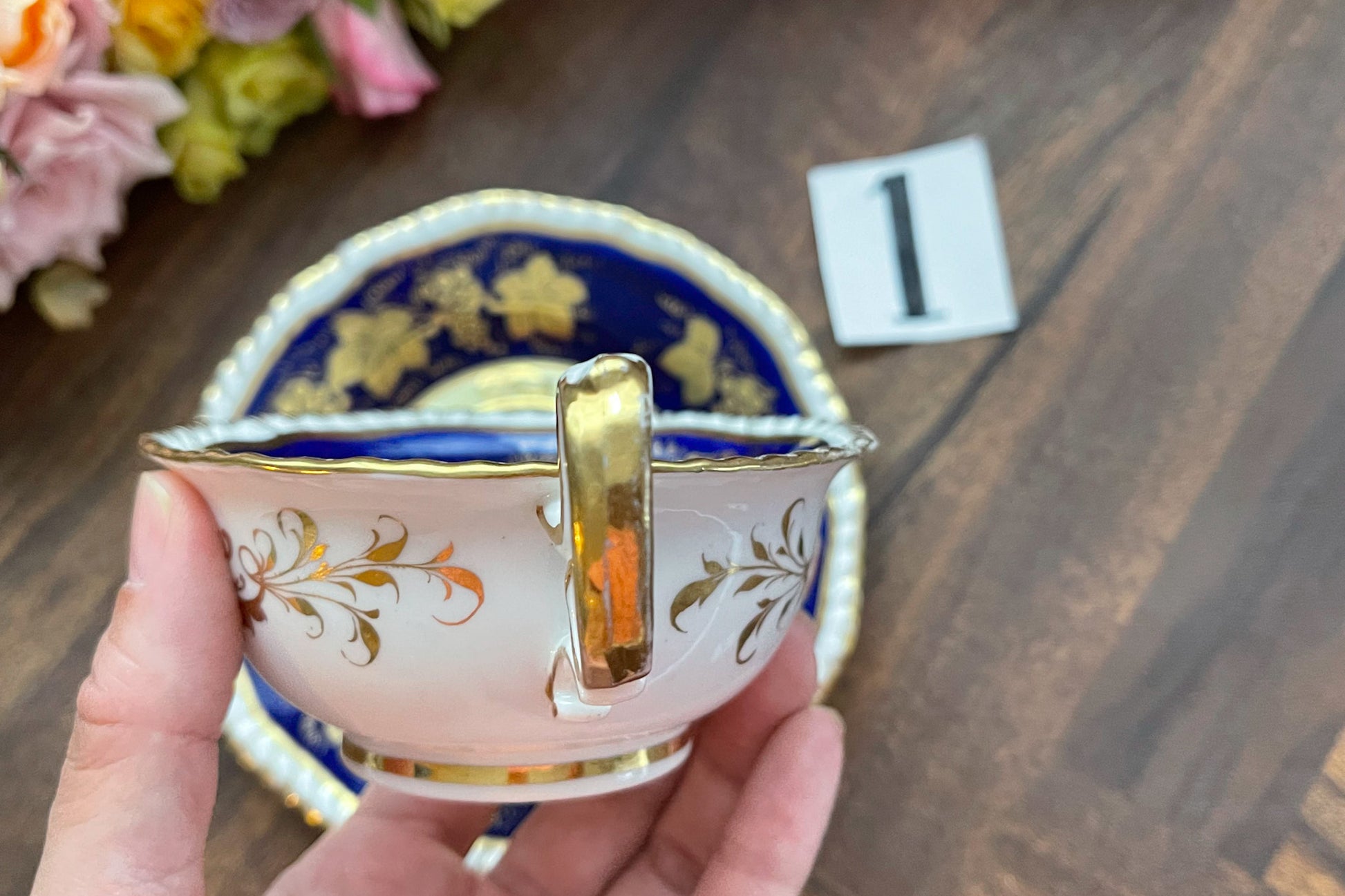 HRダニエルのカップ&ソーサー。カップの内側にあるセカンドカドルーンの模様が大変美しいです。葡萄の模様もとても優美。細かな絵付けがHRダニエルらしい素晴らしいカップ&ソーサーです。