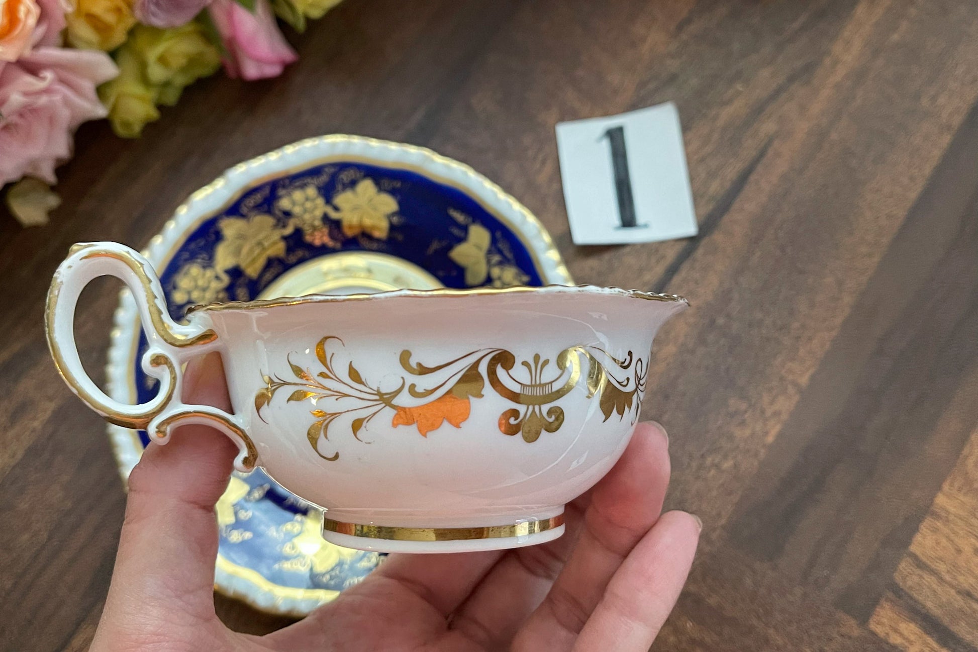 HRダニエルのカップ&ソーサー。カップの内側にあるセカンドカドルーンの模様が大変美しいです。葡萄の模様もとても優美。細かな絵付けがHRダニエルらしい素晴らしいカップ&ソーサーです。