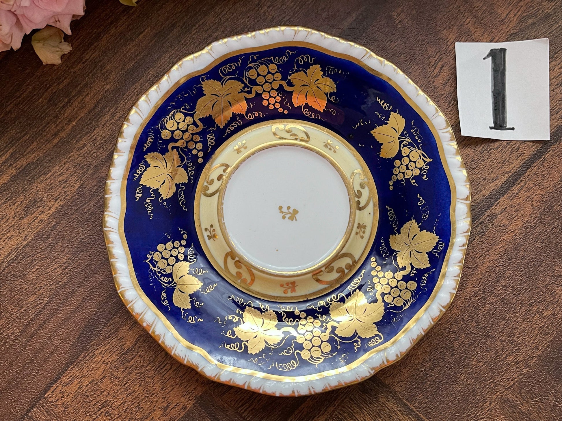 HRダニエルのカップ&ソーサー。カップの内側にあるセカンドカドルーンの模様が大変美しいです。葡萄の模様もとても優美。細かな絵付けがHRダニエルらしい素晴らしいカップ&ソーサーです。