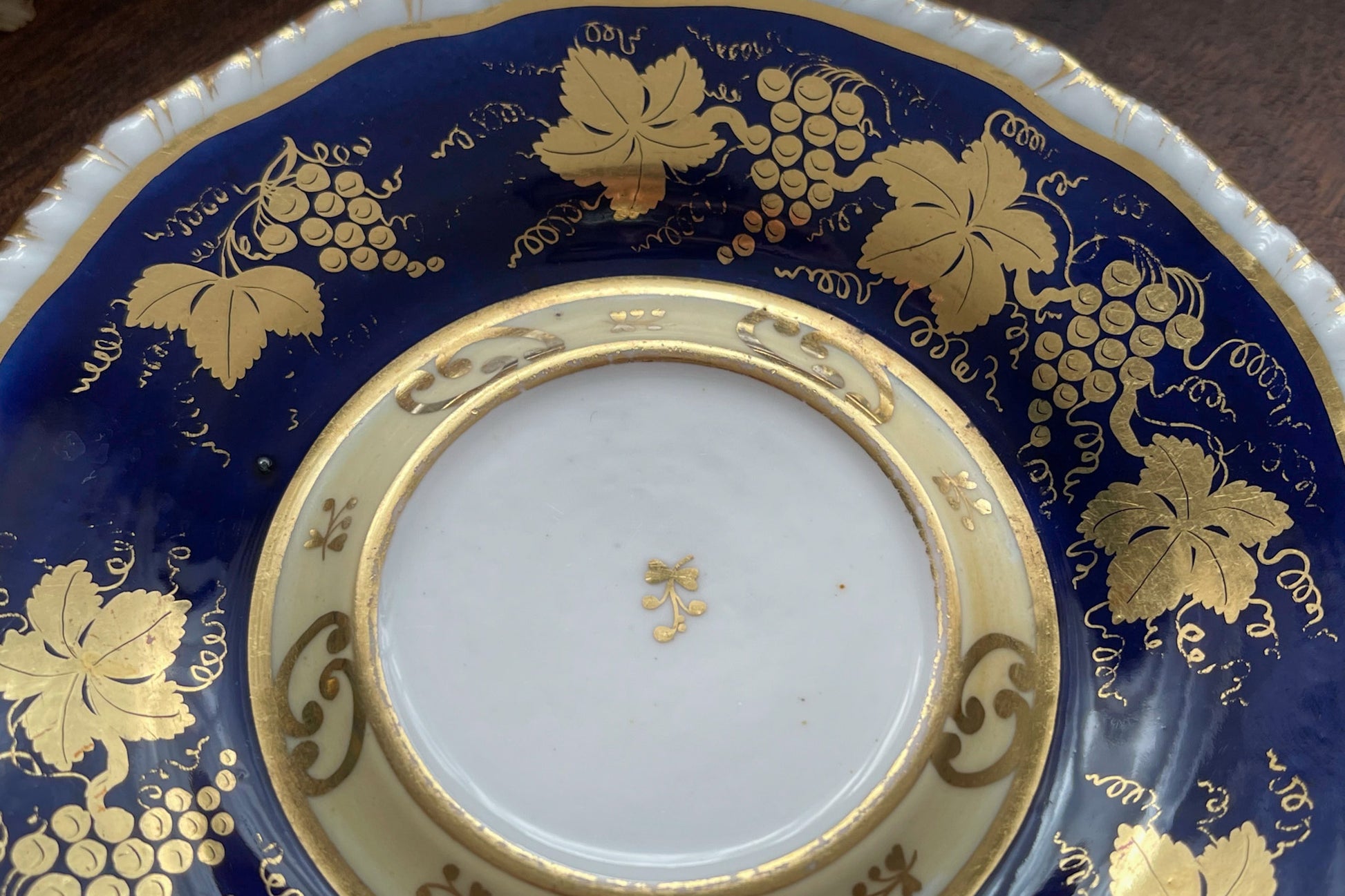 HRダニエルのカップ&ソーサー。カップの内側にあるセカンドカドルーンの模様が大変美しいです。葡萄の模様もとても優美。細かな絵付けがHRダニエルらしい素晴らしいカップ&ソーサーです。