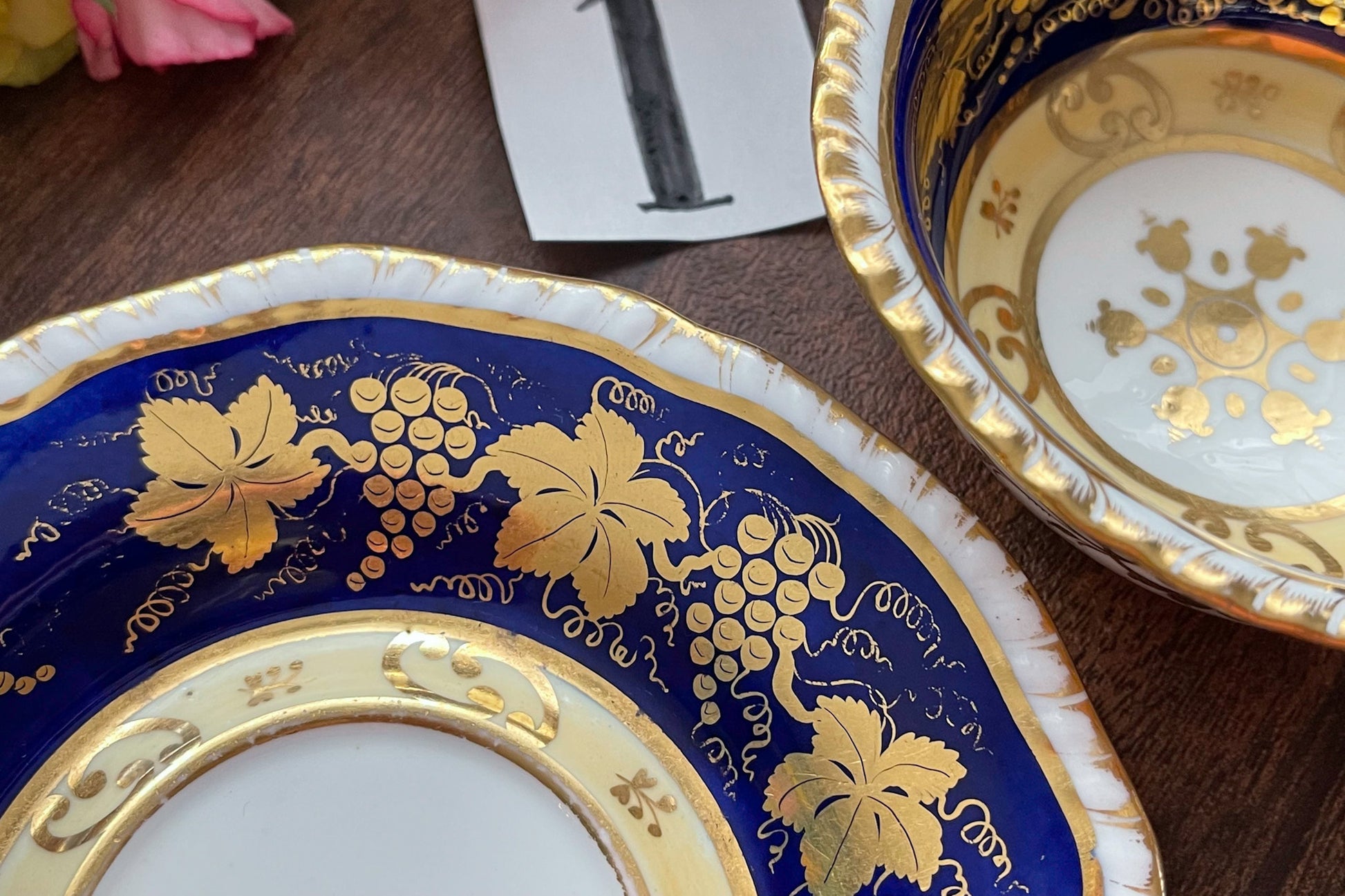 HRダニエルのカップ&ソーサー。カップの内側にあるセカンドカドルーンの模様が大変美しいです。葡萄の模様もとても優美。細かな絵付けがHRダニエルらしい素晴らしいカップ&ソーサーです。