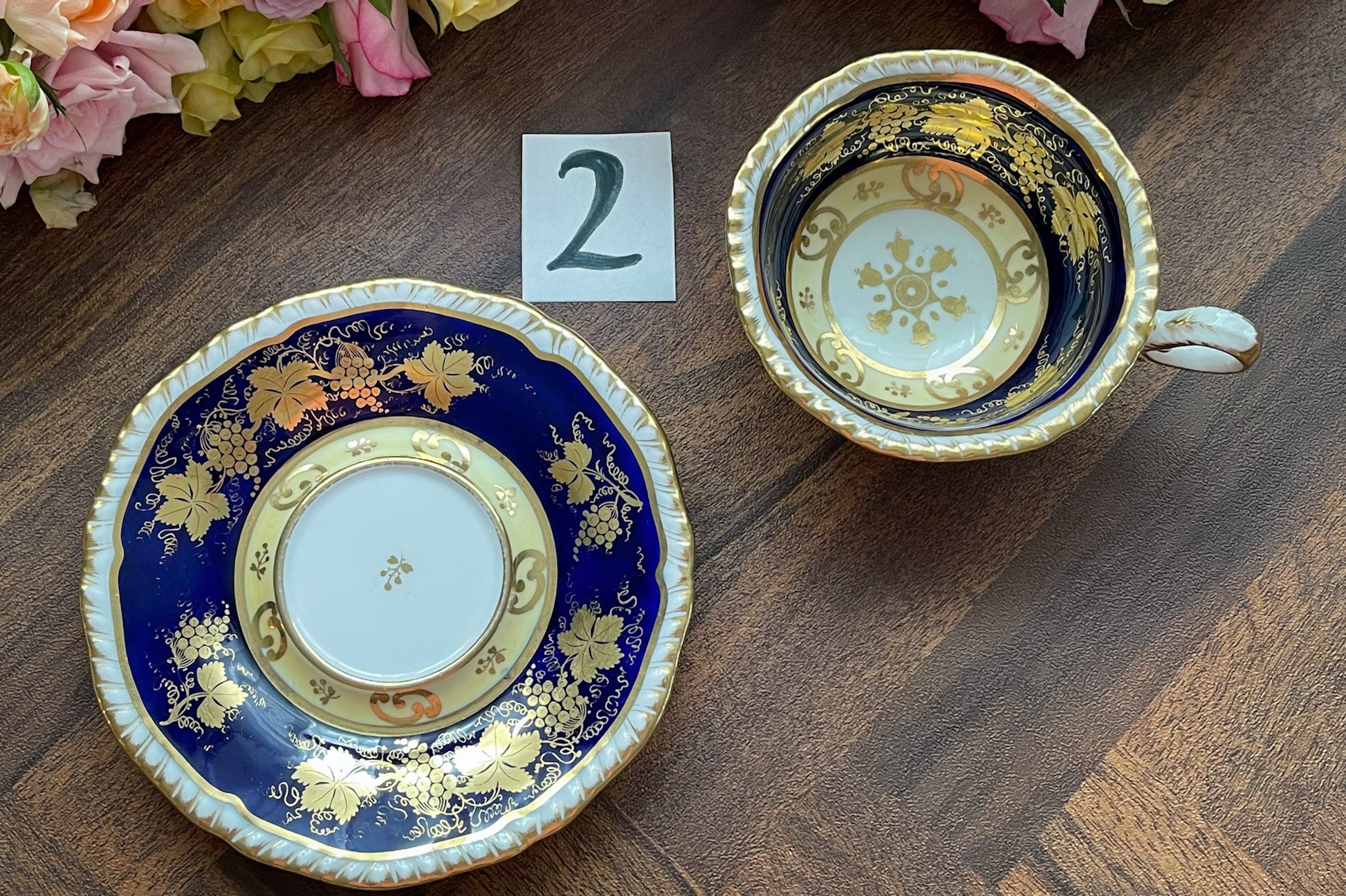 HRダニエルのカップ&ソーサー。カップの内側にあるセカンドカドルーンの模様が大変美しいです。葡萄の模様もとても優美。細かな絵付けがHRダニエルらしい素晴らしいカップ&ソーサーです。