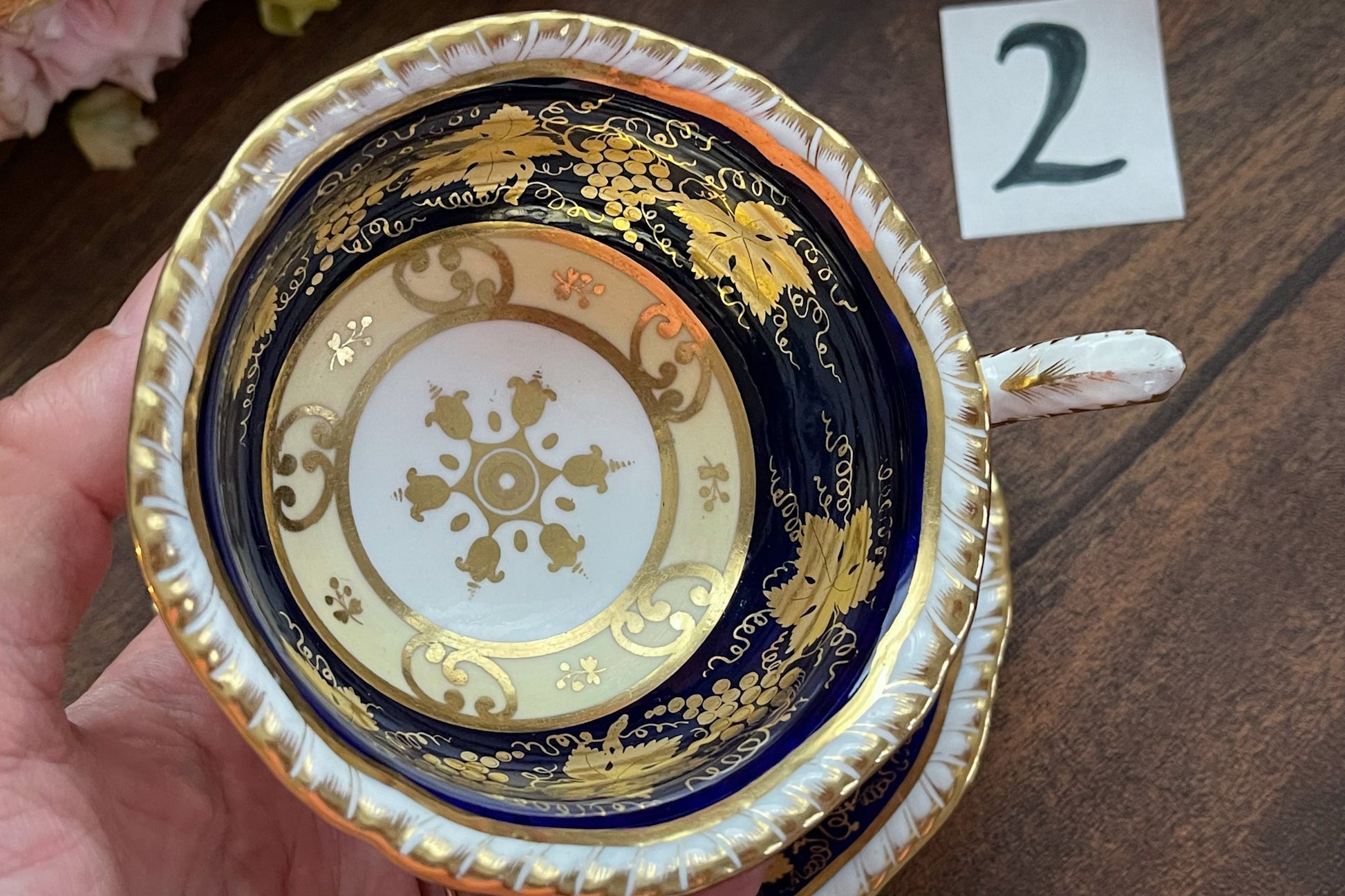 HRダニエルのカップ&ソーサー。カップの内側にあるセカンドカドルーンの模様が大変美しいです。葡萄の模様もとても優美。細かな絵付けがHRダニエルらしい素晴らしいカップ&ソーサーです。