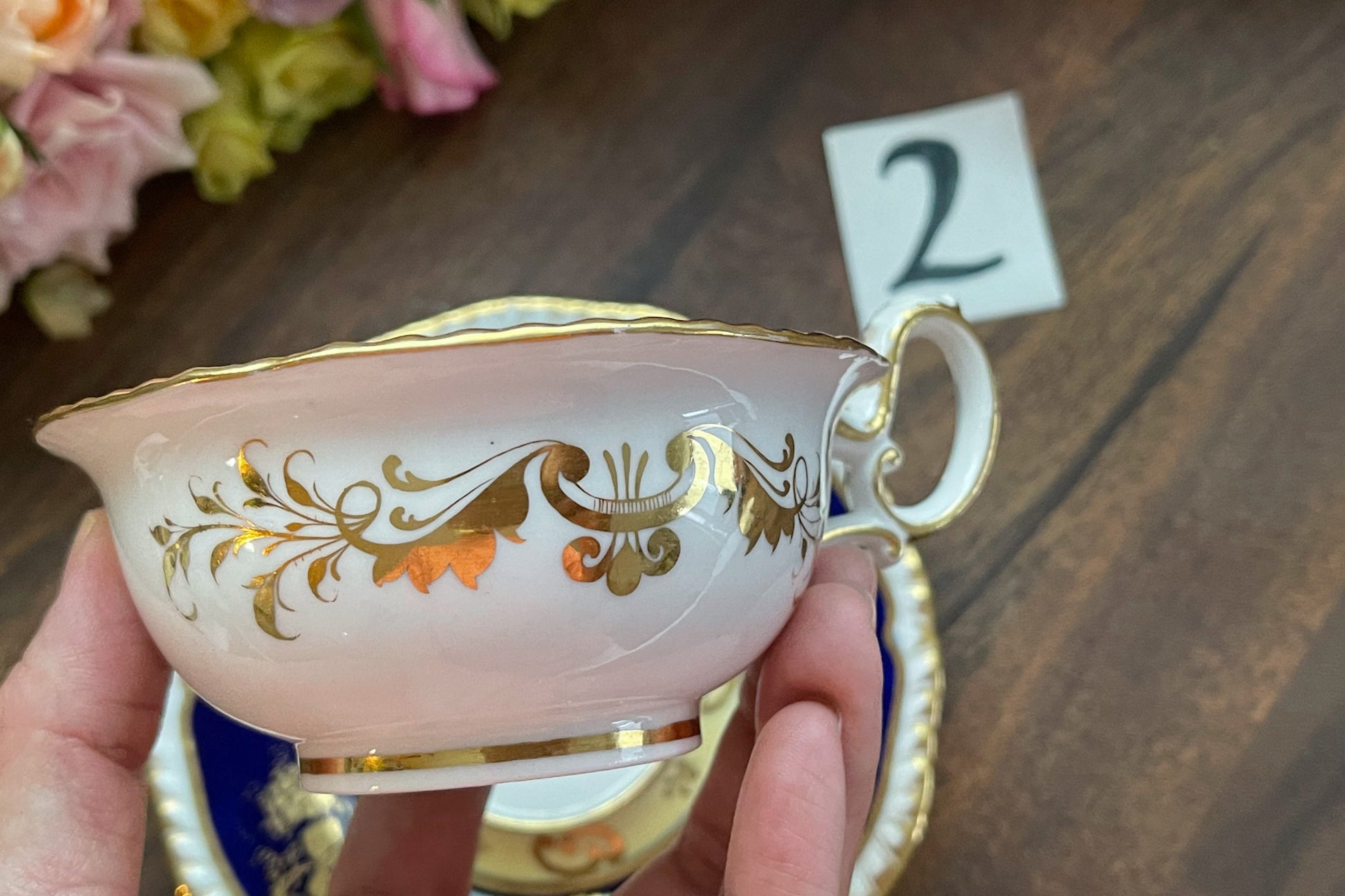 HRダニエルのカップ&ソーサー。カップの内側にあるセカンドカドルーンの模様が大変美しいです。葡萄の模様もとても優美。細かな絵付けがHRダニエルらしい素晴らしいカップ&ソーサーです。