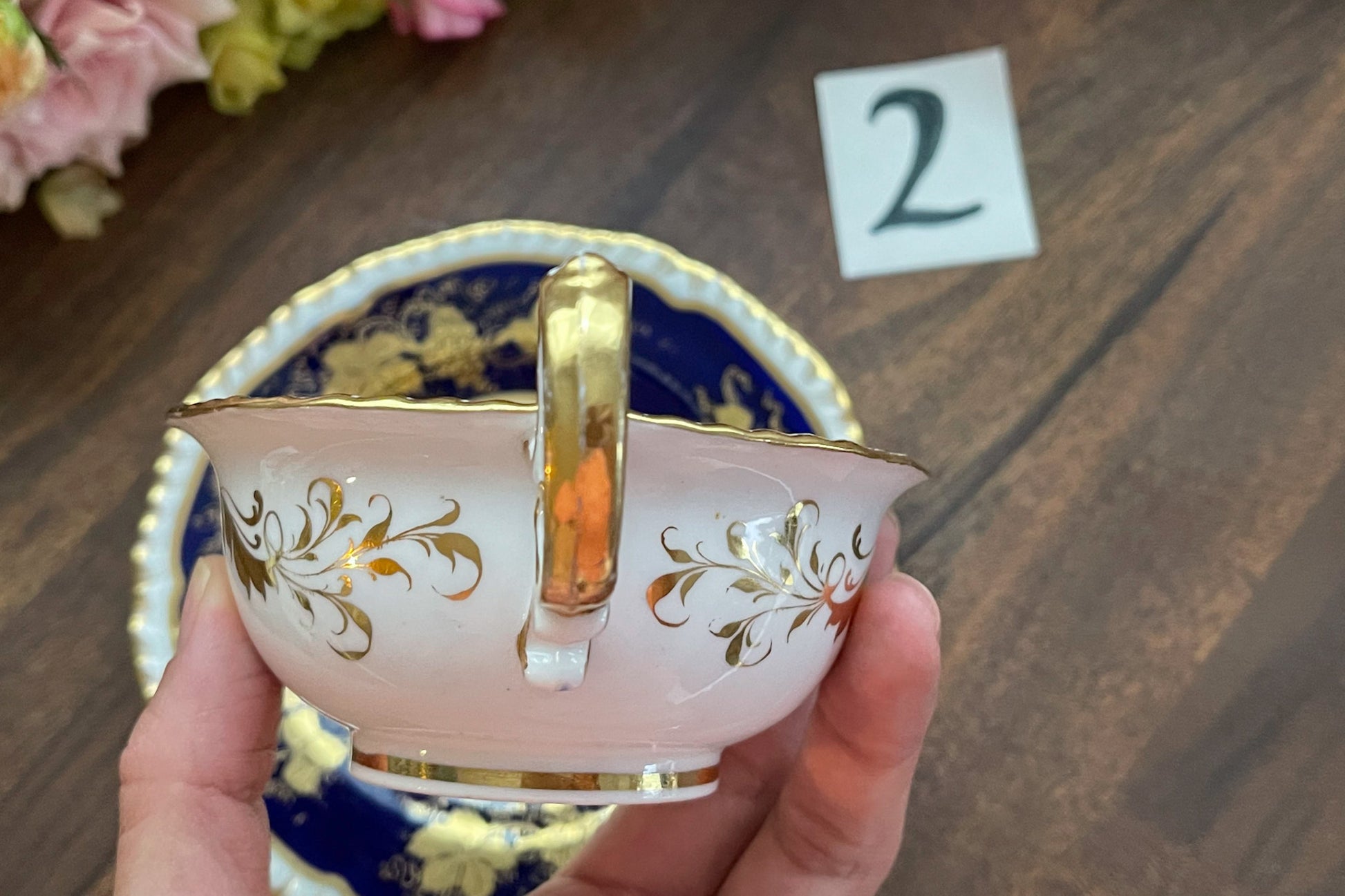 HRダニエルのカップ&ソーサー。カップの内側にあるセカンドカドルーンの模様が大変美しいです。葡萄の模様もとても優美。細かな絵付けがHRダニエルらしい素晴らしいカップ&ソーサーです。