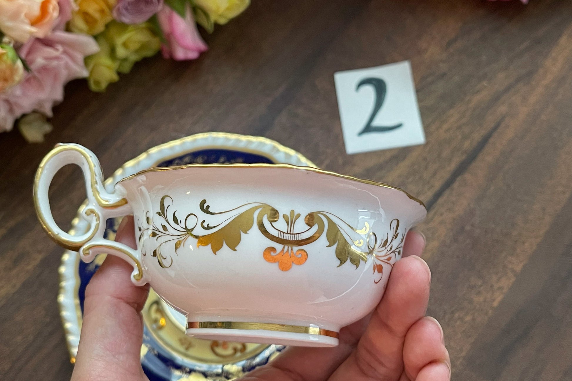 HRダニエルのカップ&ソーサー。カップの内側にあるセカンドカドルーンの模様が大変美しいです。葡萄の模様もとても優美。細かな絵付けがHRダニエルらしい素晴らしいカップ&ソーサーです。