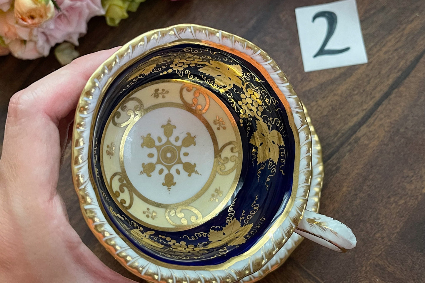 HRダニエルのカップ&ソーサー。カップの内側にあるセカンドカドルーンの模様が大変美しいです。葡萄の模様もとても優美。細かな絵付けがHRダニエルらしい素晴らしいカップ&ソーサーです。