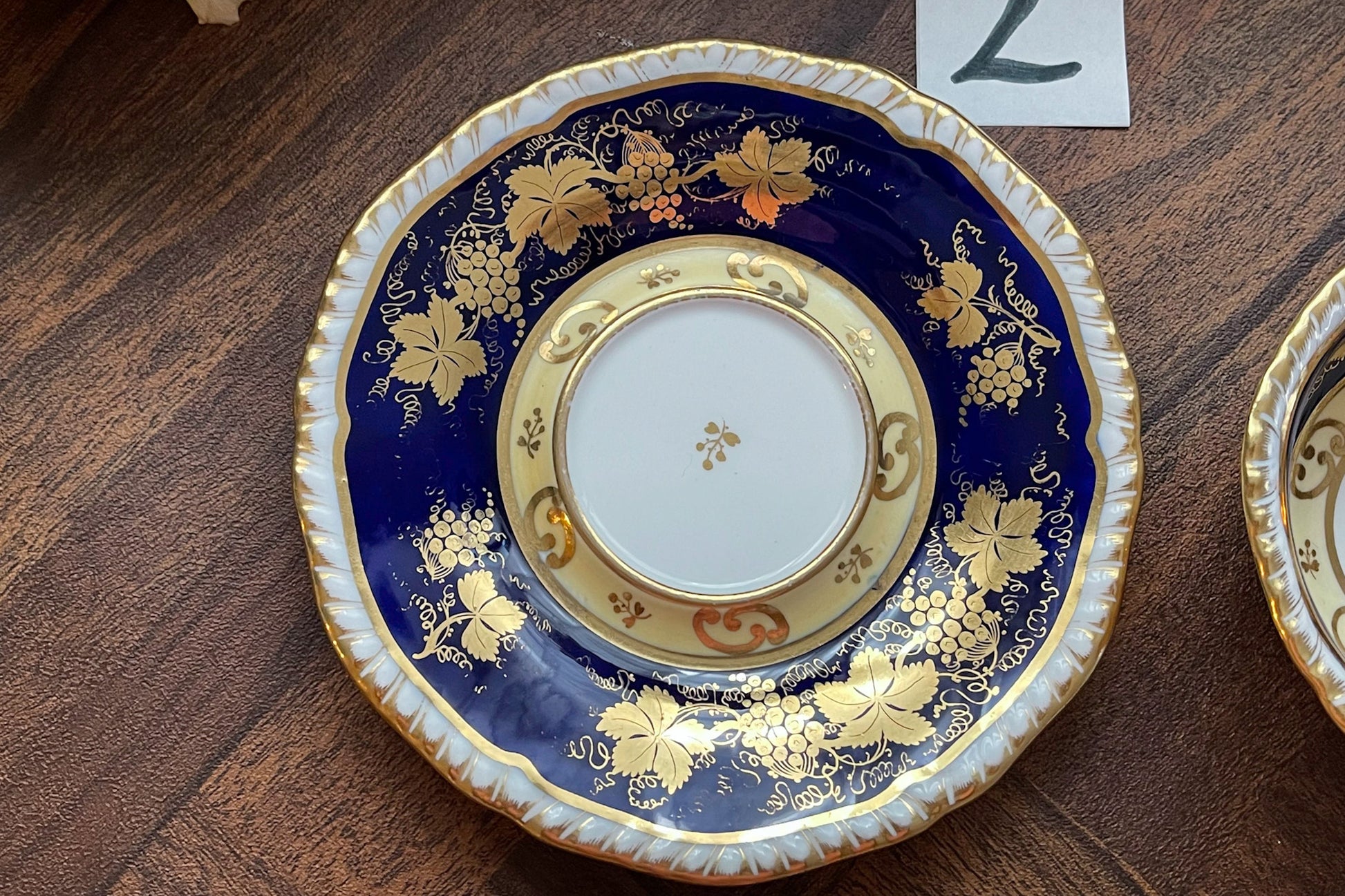 HRダニエルのカップ&ソーサー。カップの内側にあるセカンドカドルーンの模様が大変美しいです。葡萄の模様もとても優美。細かな絵付けがHRダニエルらしい素晴らしいカップ&ソーサーです。