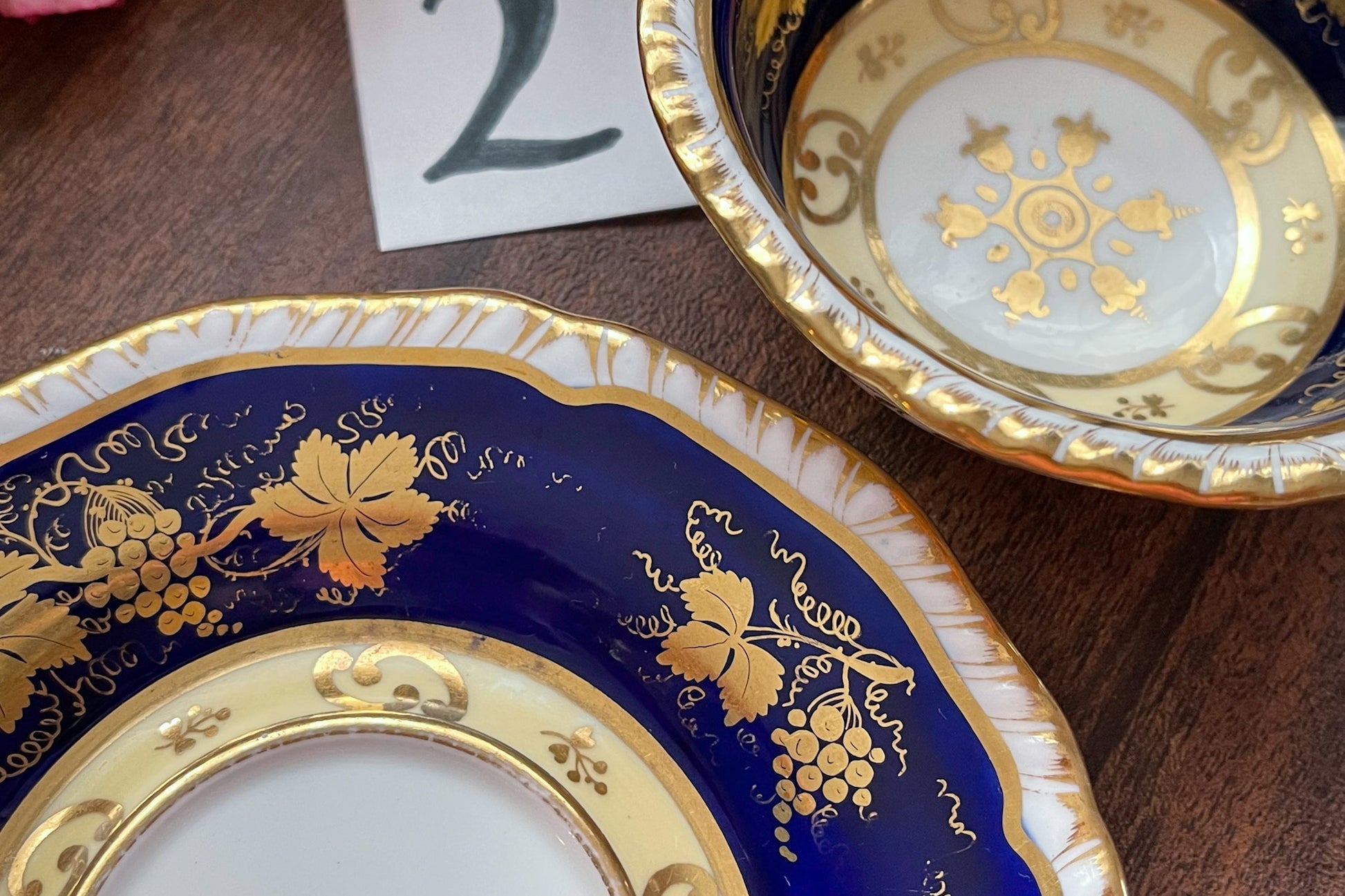 HRダニエルのカップ&ソーサー。カップの内側にあるセカンドカドルーンの模様が大変美しいです。葡萄の模様もとても優美。細かな絵付けがHRダニエルらしい素晴らしいカップ&ソーサーです。