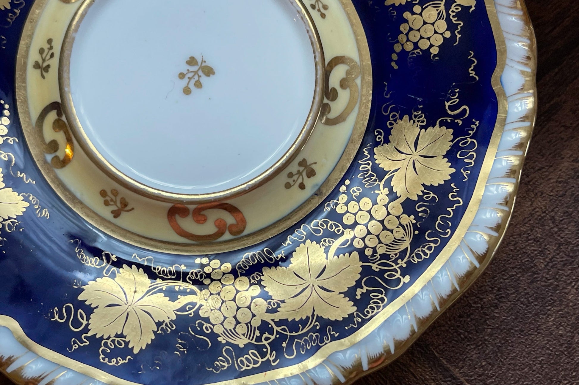 HRダニエルのカップ&ソーサー。カップの内側にあるセカンドカドルーンの模様が大変美しいです。葡萄の模様もとても優美。細かな絵付けがHRダニエルらしい素晴らしいカップ&ソーサーです。