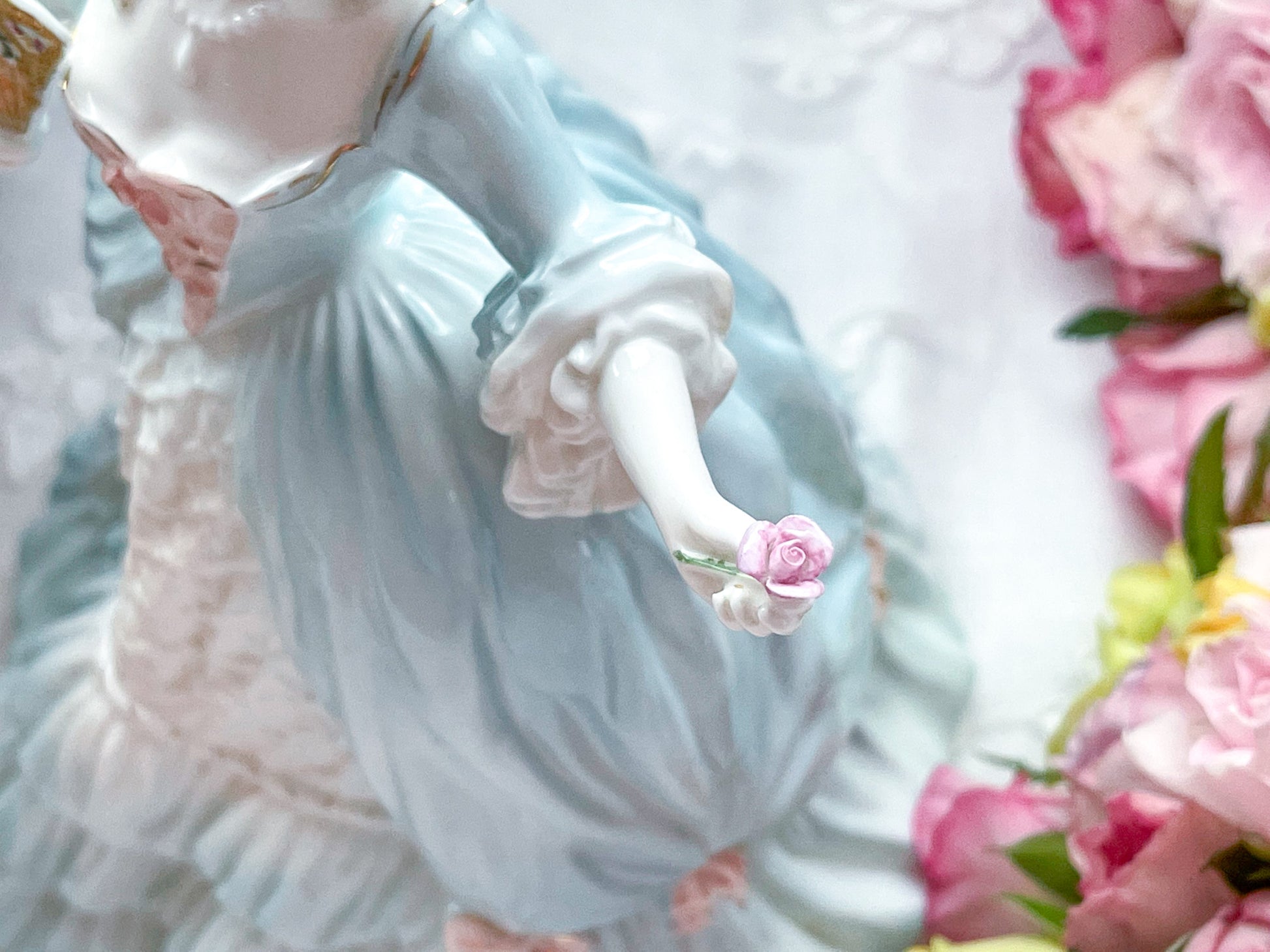 コールポートのマリーアントワネットのフィギュリンです。フィギュリンとは陶器の人形で、ポーセリンドールとも言います。とても優雅なフィギュリンで人気のあるお品です。