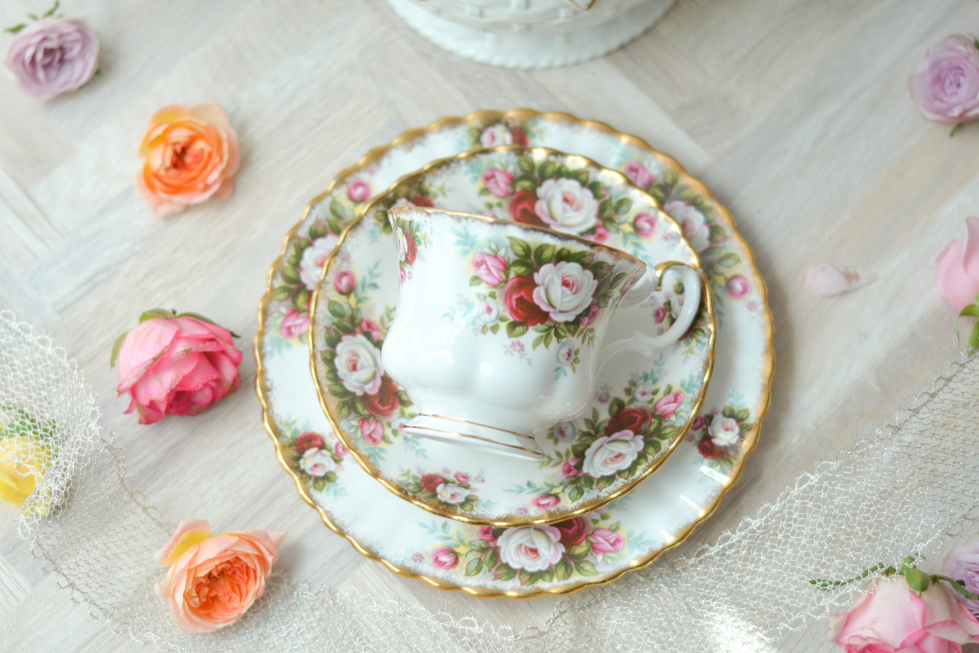 英国ヴィンテージ、ロイヤルアルバートのセレブレーションシリーズのティートリオ。バラの花が可憐な秋にぴったりなティートリオです。
