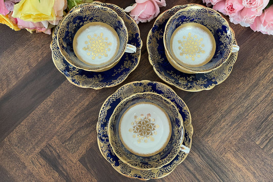 アンティークのエインズレイのカップ&ソーサー。コバルトブルーと金彩のコントラストが大変美しいです。