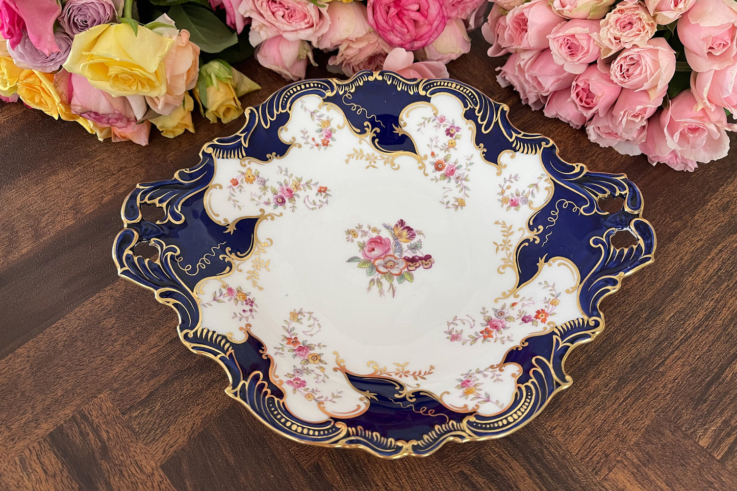 コールポートのコバルトブルーのハンドル付きプレート。金彩の模様が豪華で、エナメルのお花柄もとても美しいです。