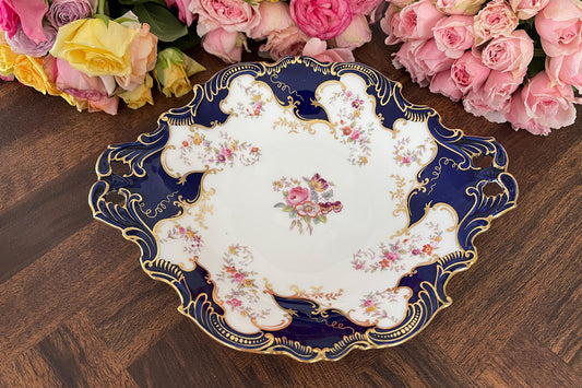 コールポートのコバルトブルーのハンドル付きプレート。金彩の模様が豪華で、エナメルのお花柄もとても美しいです。