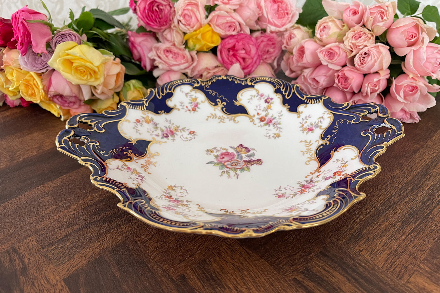 コールポートのコバルトブルーのハンドル付きプレート。金彩の模様が豪華で、エナメルのお花柄もとても美しいです。