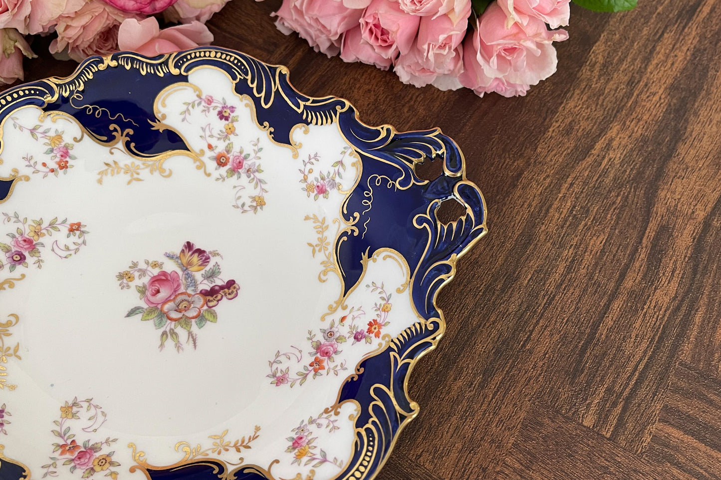 コールポートのコバルトブルーのハンドル付きプレート。金彩の模様が豪華で、エナメルのお花柄もとても美しいです。