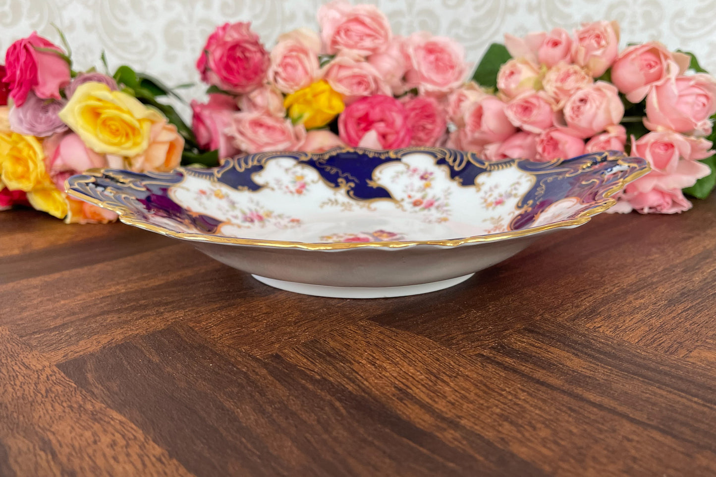 コールポートのコバルトブルーのハンドル付きプレート。金彩の模様が豪華で、エナメルのお花柄もとても美しいです。