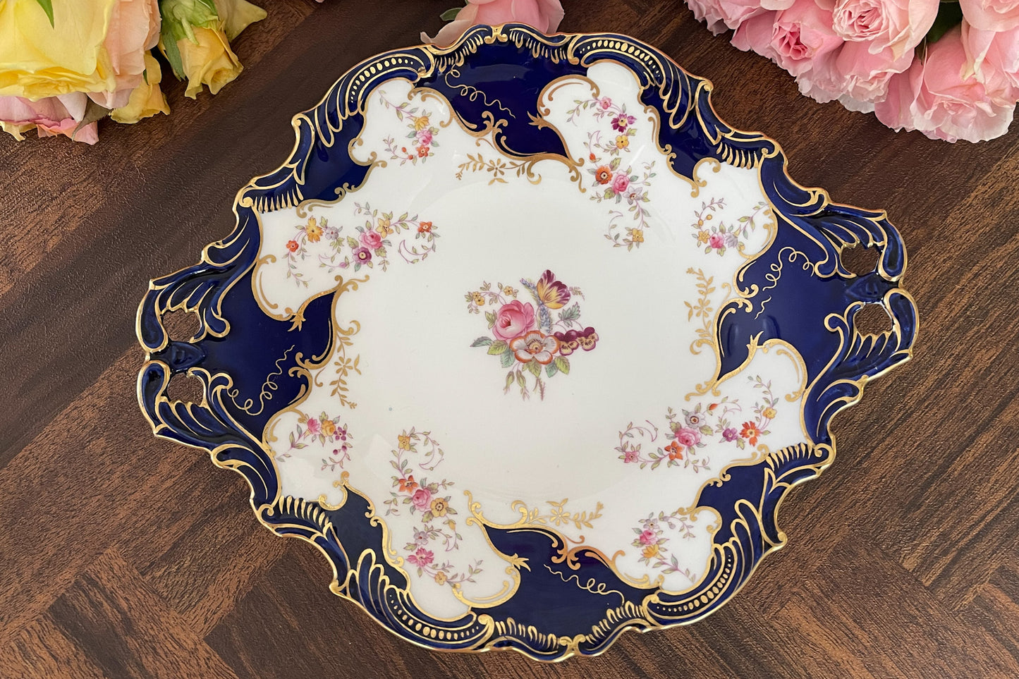 コールポートのコバルトブルーのハンドル付きプレート。金彩の模様が豪華で、エナメルのお花柄もとても美しいです。