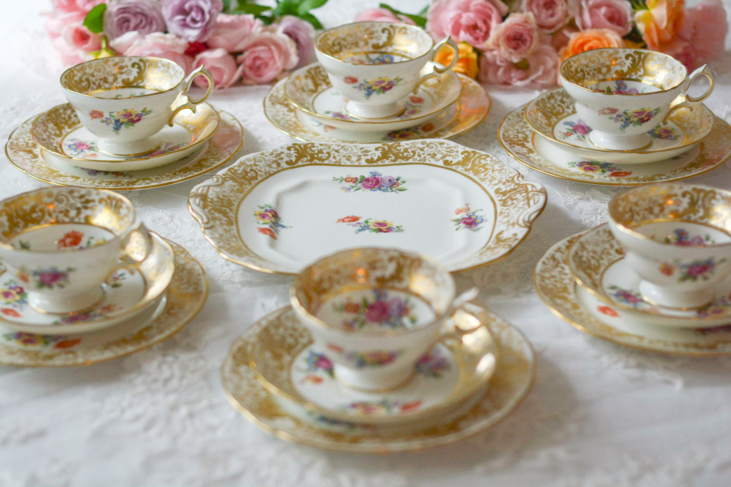 ハマースレイの豪華なティートリオとB&Bプレート。金彩の華やかな模様にブーケ柄のプリントが映えます。ハマースレイらしい優美なシェイプで、ティータイムに花を添えてくれるデザインです。それぞれ状態が異なりますので、プルダウンよりお選びください。ティートリオの④〜⑥はカップにヒビがあり、水漏れするため観賞用としてお勧めします。プレートはそれぞれお使いいただけます。