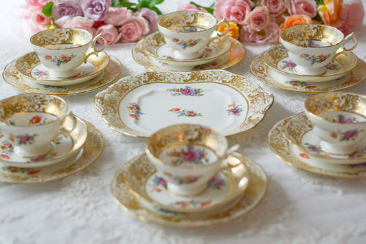 ハマースレイの豪華なティートリオとB&Bプレート。金彩の華やかな模様にブーケ柄のプリントが映えます。ハマースレイらしい優美なシェイプで、ティータイムに花を添えてくれるデザインです。それぞれ状態が異なりますので、プルダウンよりお選びください。ティートリオの④〜⑥はカップにヒビがあり、水漏れするため観賞用としてお勧めします。プレートはそれぞれお使いいただけます。