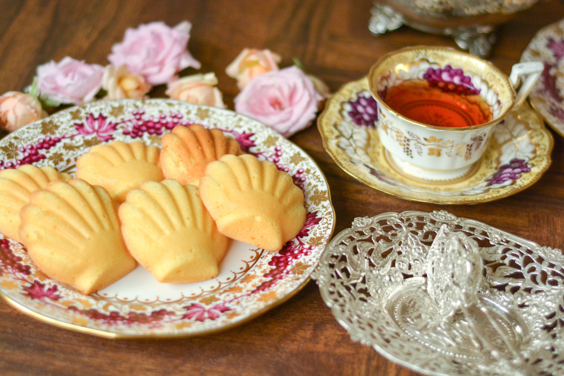 英国アンティーク ハマースレイの葡萄の模様のデザートプレート。秋の実りを感じる華やかなプレートです。