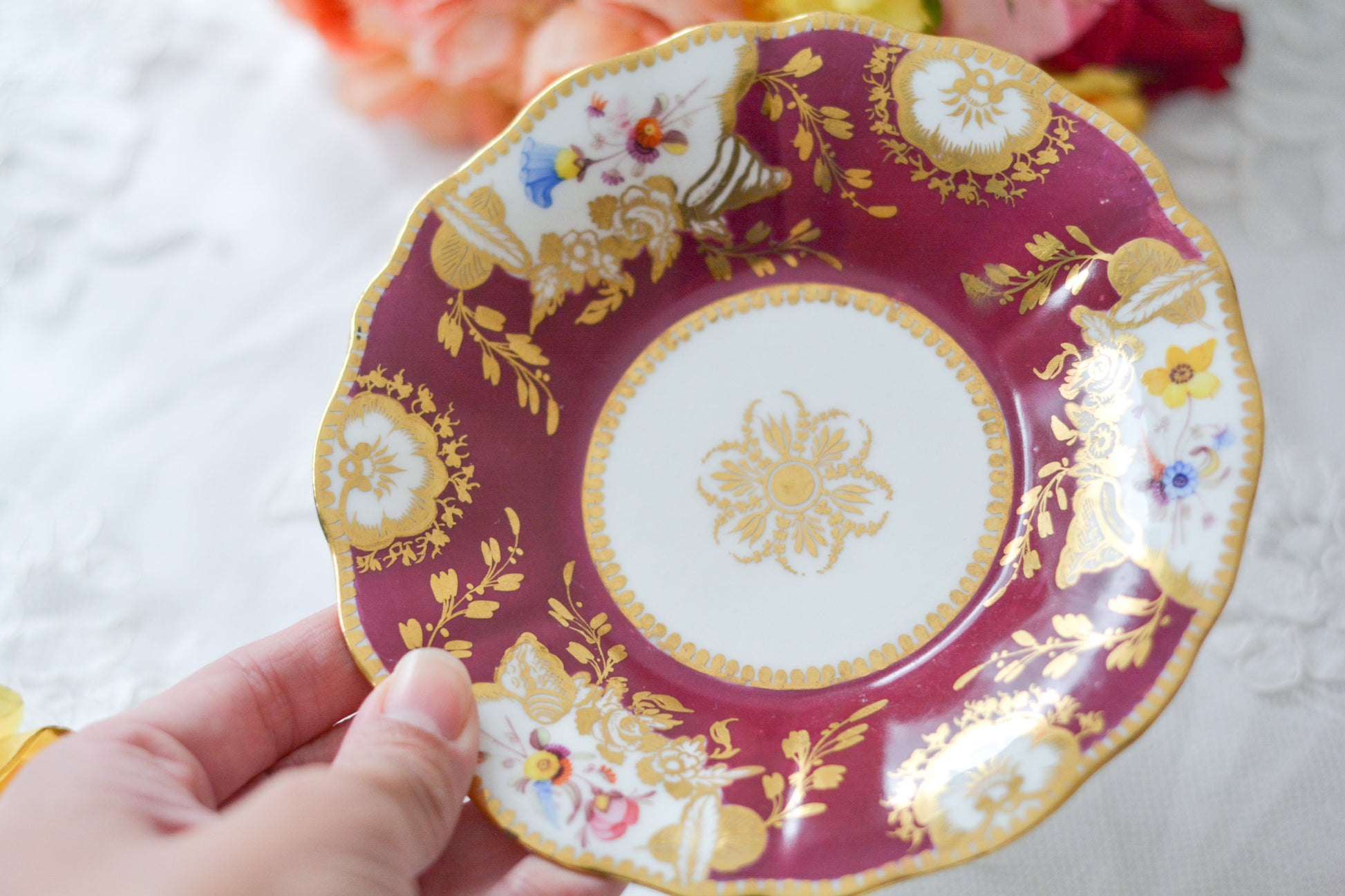 19世紀のアンティークカップ&ソーサー。マルーンレッドのお色が大変美しいです。ハンドペイントで花々が生き生きと描かれていて、金彩の模様も大変美しいお品です。