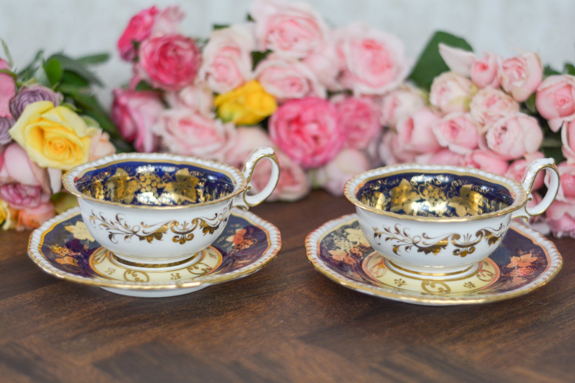 HRダニエルのカップ&ソーサー。カップの内側にあるセカンドカドルーンの模様が大変美しいです。葡萄の模様もとても優美。細かな絵付けがHRダニエルらしい素晴らしいカップ&ソーサーです。