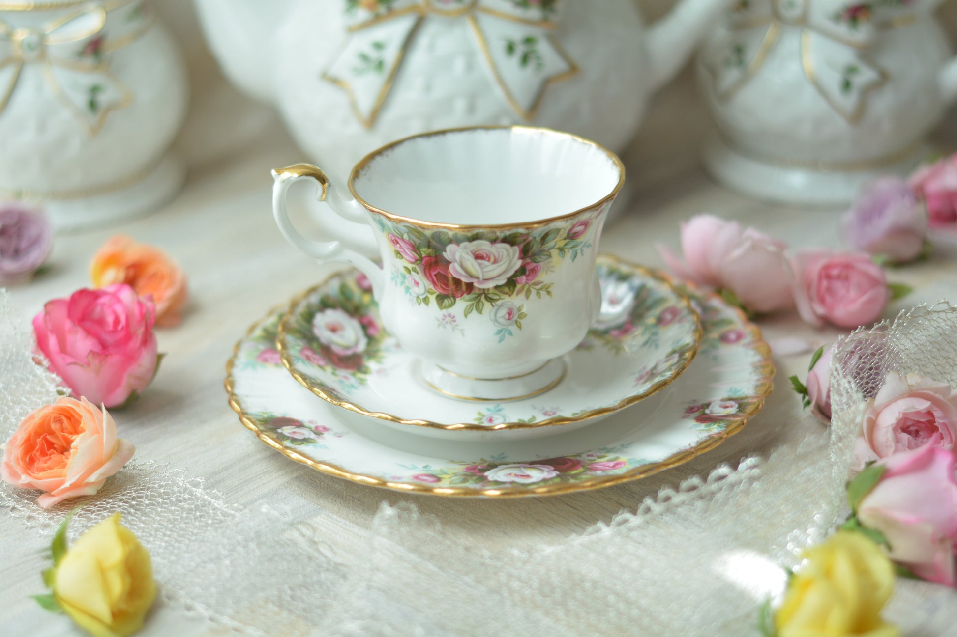 英国ヴィンテージ、ロイヤルアルバートのセレブレーションシリーズのティートリオ。バラの花が可憐な秋にぴったりなティートリオです。