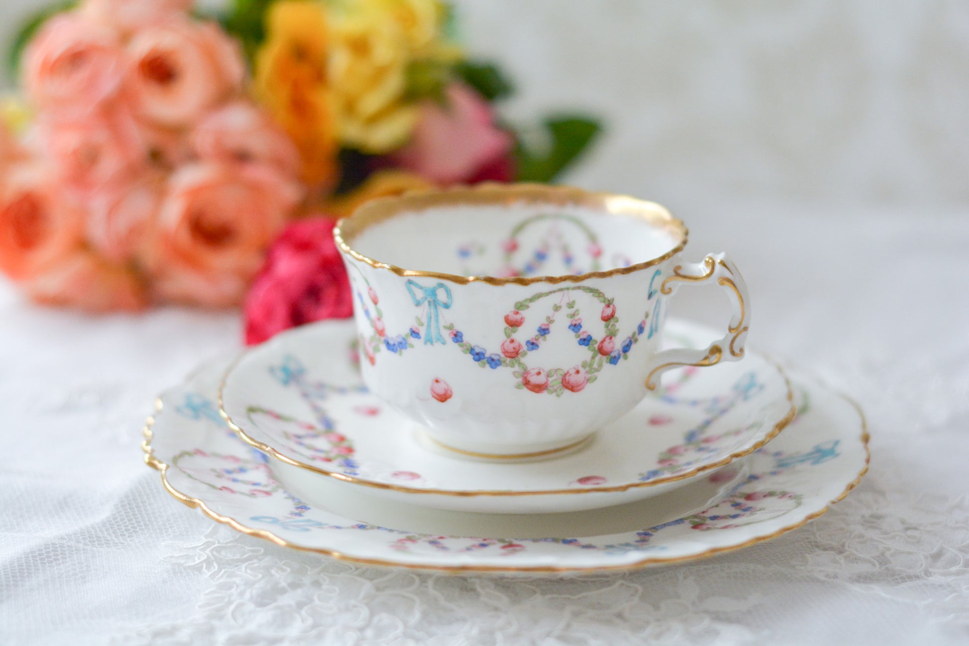 英国アンティーク、ハマースレイの貴重なハンドペイントのティートリオです。ブルーのリボンに薔薇と忘れな草のガーランドがとても可愛らしいです。