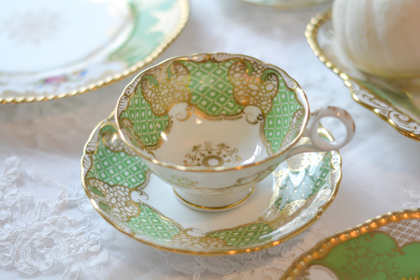 ダベンポートの美しいカップ&ソーサー。グリーンカラーと金彩の細かな模様がとても美しいです。Rose Antiquesは英国アンティーク、ヴィンテージ食器をご紹介しています。